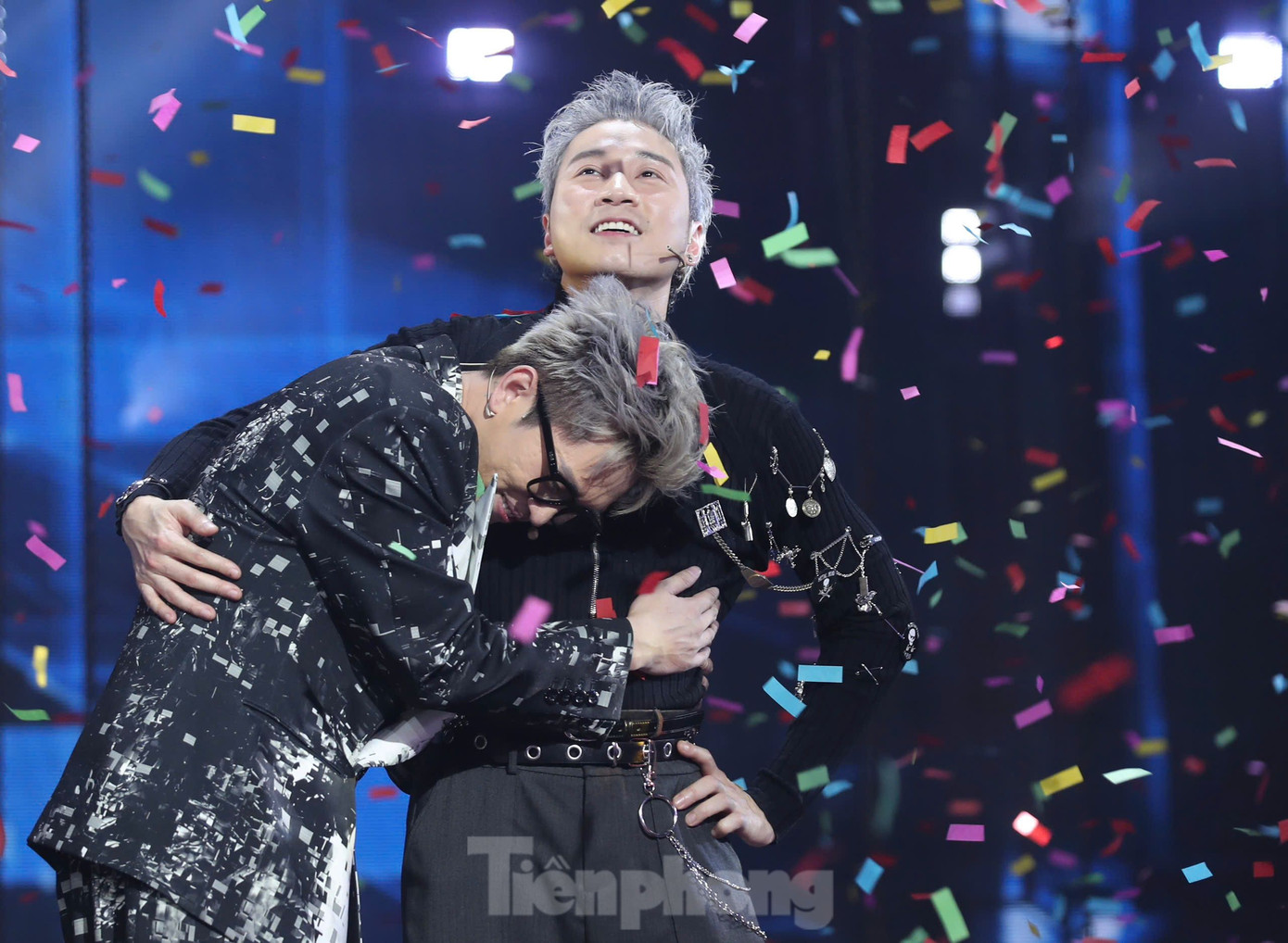 Đồng nghiệp ôm chầm lấy Karik và an ủi nam HLV. Xuyên suốt thời khắc công bố kết quả và trao giải, Karik đứng tách ở vị trí riêng và giữ sự lạnh lùng. Đồng nghiệp ôm chầm lấy Karik và an ủi nam HLV. Xuyên suốt thời khắc công bố kết quả và trao giải, Karik đứng tách ở vị trí riêng và giữ sự lạnh lùng.