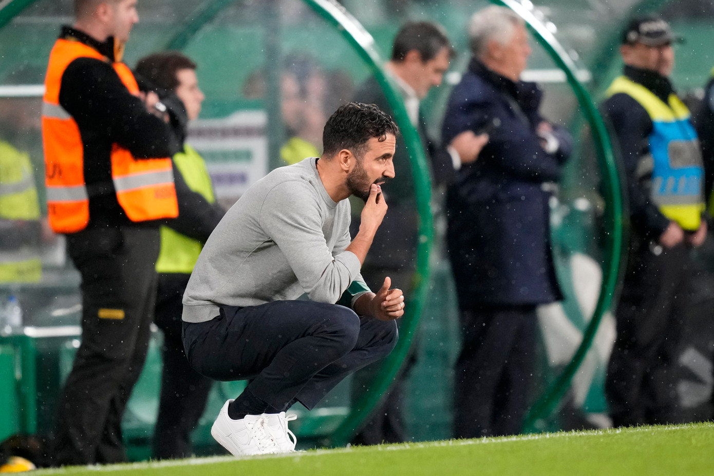 Trước khi đặt dấu ấn chuyên môn trên sân, Amorim sẽ phải xử lý nhiệm vụ tối quan trọng ở MU, là ổn định phòng thay đồ. Amorim được mô tả là HLV tâm lý, giỏi giao tiếp, cố gắng xử lý vấn đề theo hướng hòa nhã.