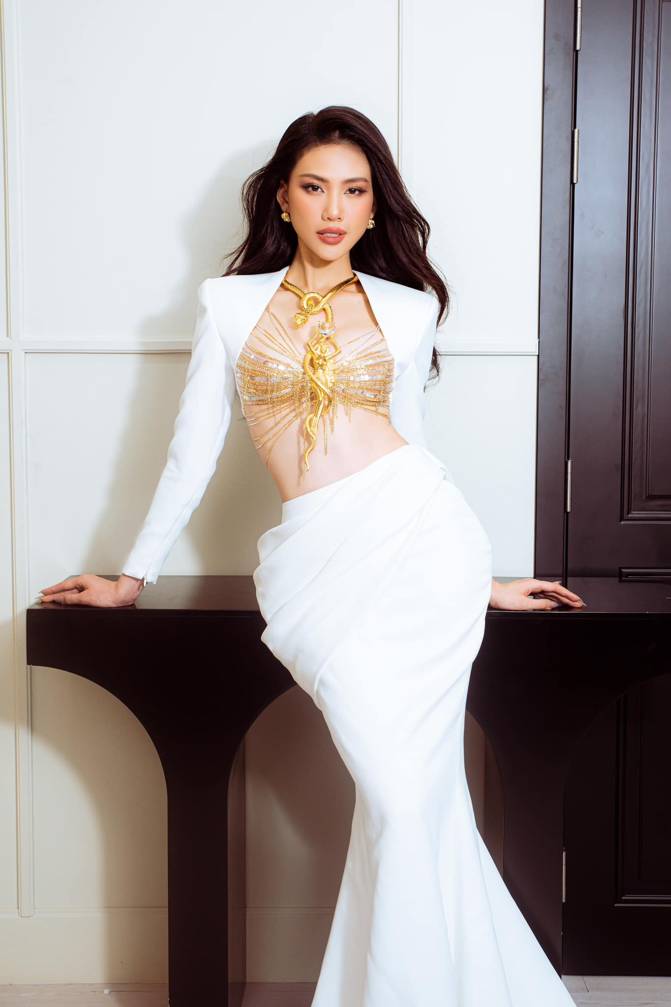 Chia sẻ với Tiền Phong, Bùi Quỳnh Hoa cho biết dự án cô mang tới Miss Universe năm nay là bảo vệ sức khỏe phụ nữ vùng sâu vùng xa. &quot;Tôi đã thực hiện dự án này được hai năm. Ngoài việc tặng bảo hiểm y tế cho phụ nữ ở vùng sâu vùng xa, tôi còn mang cho họ những dụng cụ, tài liệu để tránh khỏi bệnh phụ khoa. Tôi thật sự tâm huyết với dự án này và mong nó được lan rộng hơn nữa&quot;.