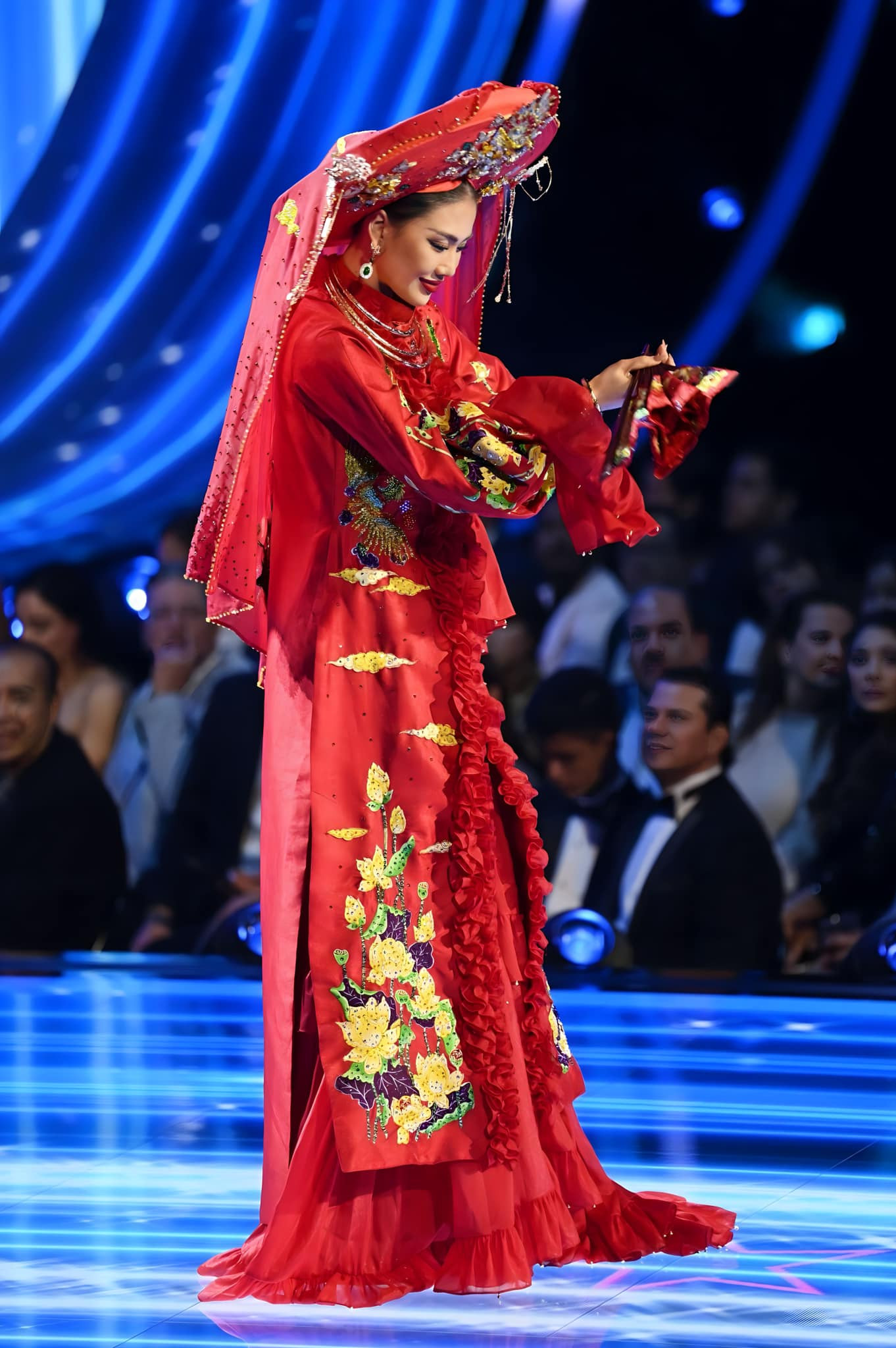 Không thể phủ nhận nỗ lực, cải thiện của Bùi Quỳnh Hoa khi bước vào những vòng trong của Miss Universe. Song các phần thi của cô không tạo độ viral trên mạng xã hội như những đại diện Việt Nam các mùa trước đó. Trang phục dân tộc tiếp tục là điểm khiến Bùi Quỳnh Hoa không nhận thiện cảm từ công chúng. Thiết kế mang tên Cô Sen lấy cảm hứng từ trang phục hầu đồng trong nghi lễ thờ Mẫu của người Việt, lại khác hoàn toàn với tác phẩm từng được ban tổ chức công bố giành chiến thắng trong phần thi National Costume của Miss Universe Vietnam 2023.