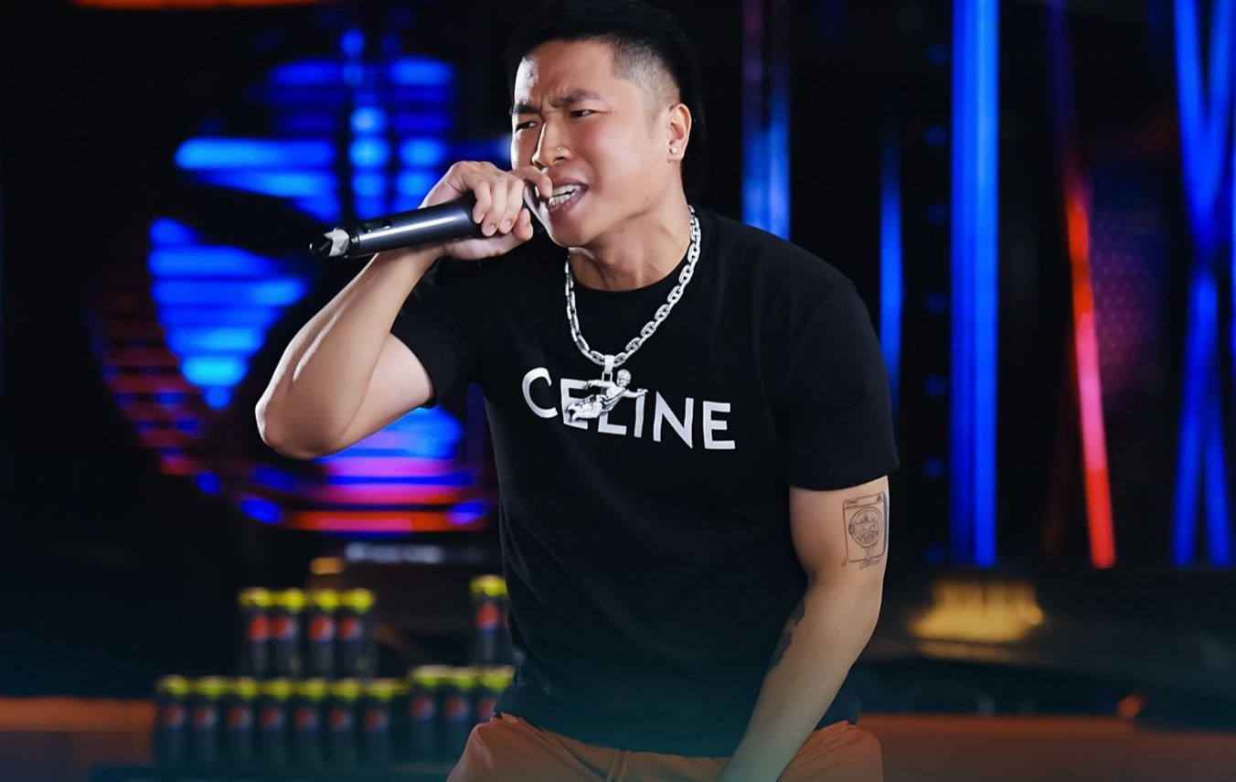 Right gây sốt khi xuất hiện trong buổi casting Rap Việt mùa 3 ở Hà Nội. Rapper sinh năm 1997 đã có chỗ đứng trong giới, khi từng đi thi King of Rap và có nhiều sản phẩm nổi bật. Right rất mạnh ở kỹ năng viết lyrics (câu từ), đặc biệt là gieo vần. Nếu Andree làm HLV Rap Việt mùa 3 như tin đồn, sự kết hợp giữa 2 "trap boy" là Andree và Right hứa hẹn gây bùng nổ.