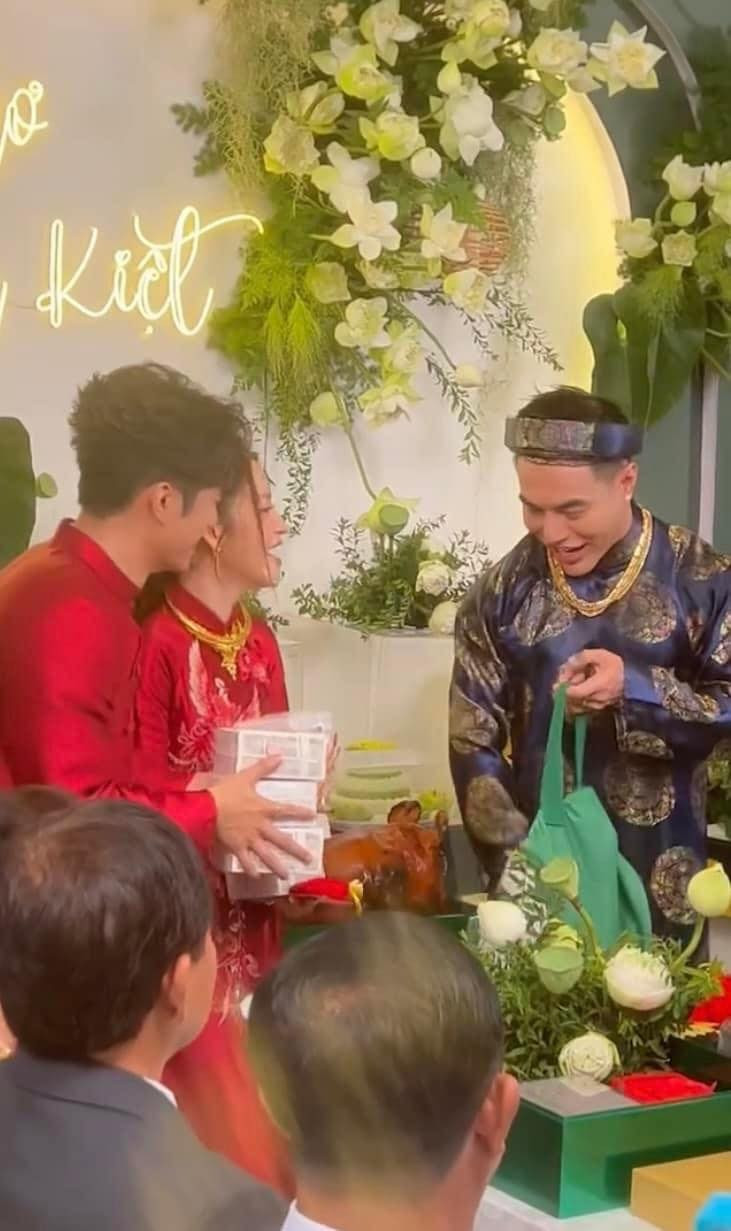 Lê Dương Bảo Lâm mang bao tiền tặng cho Puka - Gin Tuấn Kiệt trong ngày cưới.