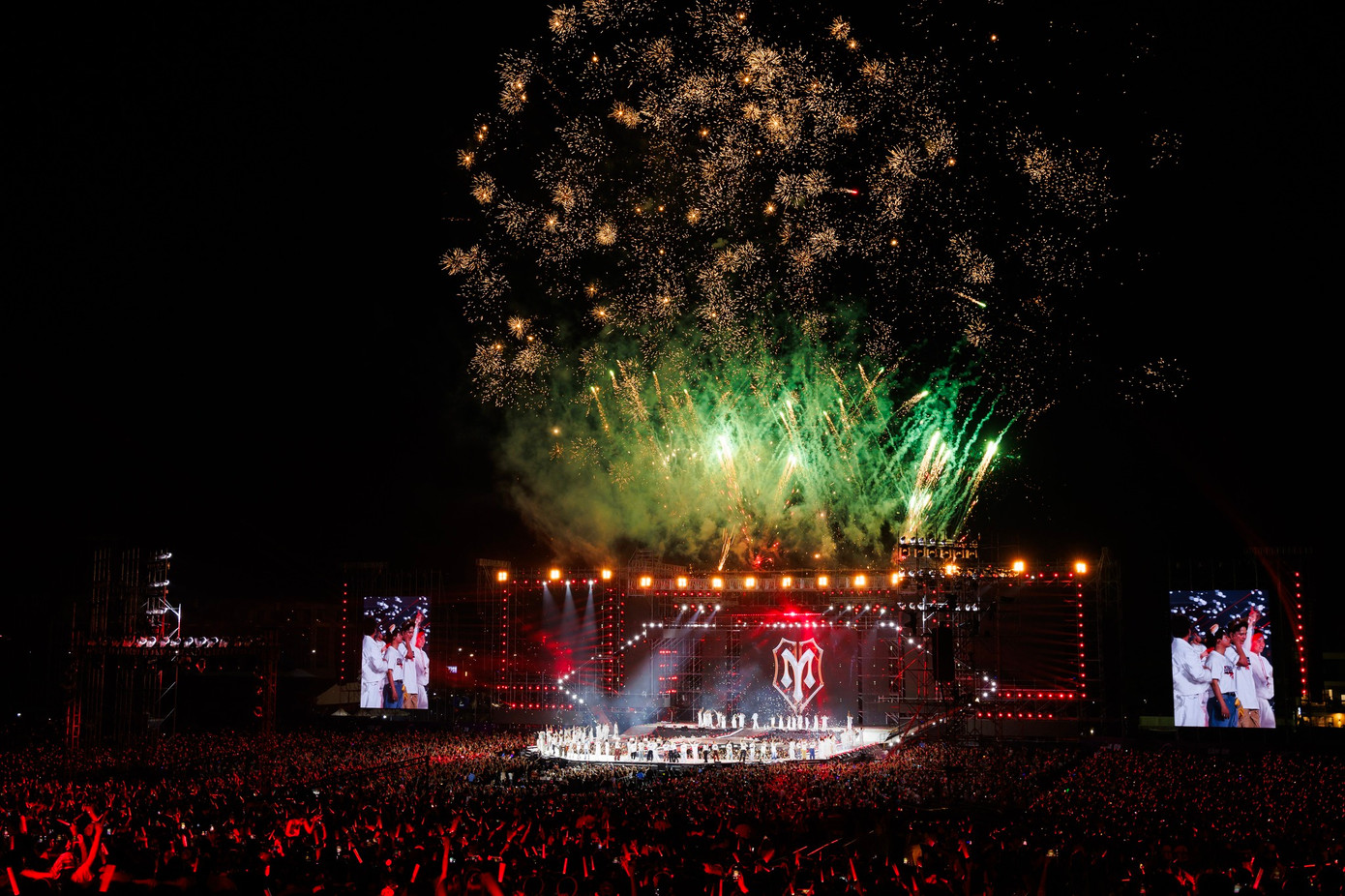 Concert 4 Anh trai tiếp tục là đêm chật kín khán giả. Theo ghi nhận của BTC, bên cạnh khán giả mua vé vào địa điểm tổ chức concert, có hàng nghìn khán giả theo dõi từ xa ở các trục đường xung quanh. Bên cạnh đó, nhiều khán giả đứng gần sân khấu, ở bên ngoài để xem chương trình qua màn hình lớn. Concert 4 Anh trai tiếp tục là đêm chật kín khán giả. Theo ghi nhận của BTC, bên cạnh khán giả mua vé vào địa điểm tổ chức concert, có hàng nghìn khán giả theo dõi từ xa ở các trục đường xung quanh. Bên cạnh đó, nhiều khán giả đứng gần sân khấu, ở bên ngoài để xem chương trình qua màn hình lớn.