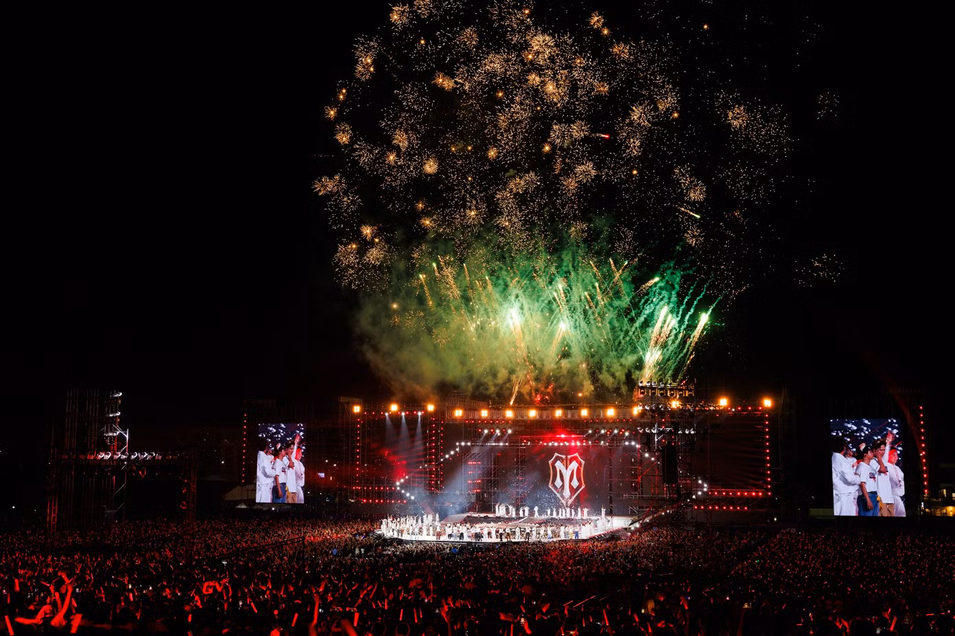 Concert 4 Anh trai tiếp tục là đêm chật kín khán giả. Theo ghi nhận của BTC, bên cạnh khán giả mua vé vào địa điểm tổ chức concert, có hàng nghìn khán giả theo dõi từ xa ở các trục đường xung quanh. Bên cạnh đó, nhiều khán giả đứng gần sân khấu, ở bên ngoài để xem chương trình qua màn hình lớn. Concert 4 Anh trai tiếp tục là đêm chật kín khán giả. Theo ghi nhận của BTC, bên cạnh khán giả mua vé vào địa điểm tổ chức concert, có hàng nghìn khán giả theo dõi từ xa ở các trục đường xung quanh. Bên cạnh đó, nhiều khán giả đứng gần sân khấu, ở bên ngoài để xem chương trình qua màn hình lớn.