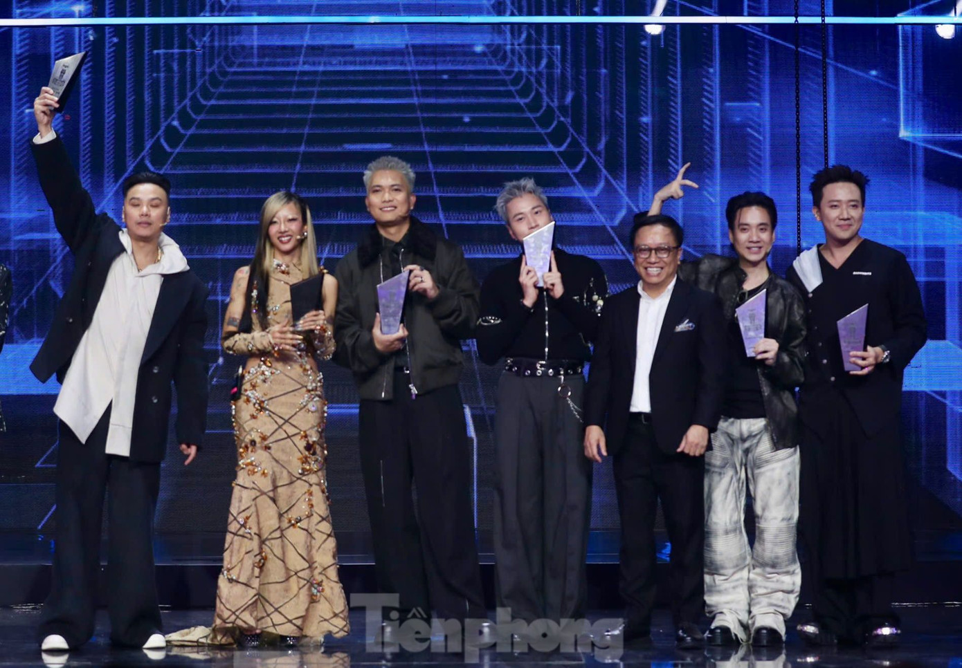 Đội ngũ HLV, giám khảo, MC nhận kỷ niệm chương từ ban tổ chức Rap Việt mùa 4. Ban đầu, Trấn Thành thông báo các HLV, giám khảo được chương trình tri ân. Ban tổ chức đã tinh tế khi chuẩn bị thêm một kỷ niệm chương để ghi nhận đóng góp của Trấn Thành.