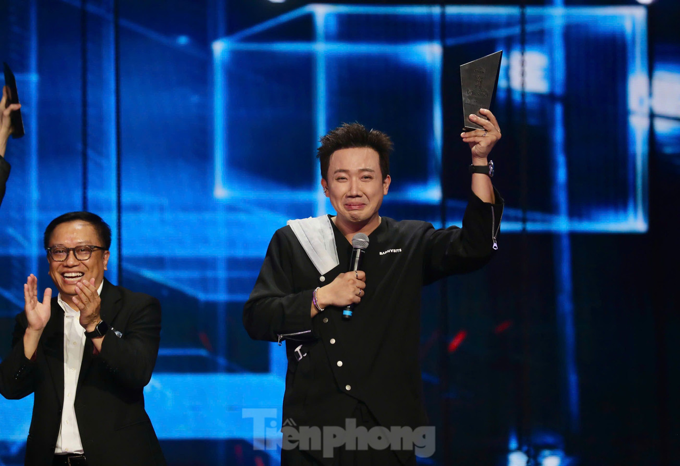 Đội ngũ HLV, giám khảo, MC nhận kỷ niệm chương từ ban tổ chức Rap Việt mùa 4. Ban đầu, Trấn Thành thông báo các HLV, giám khảo được chương trình tri ân. Ban tổ chức đã tinh tế khi chuẩn bị thêm một kỷ niệm chương để ghi nhận đóng góp của Trấn Thành.