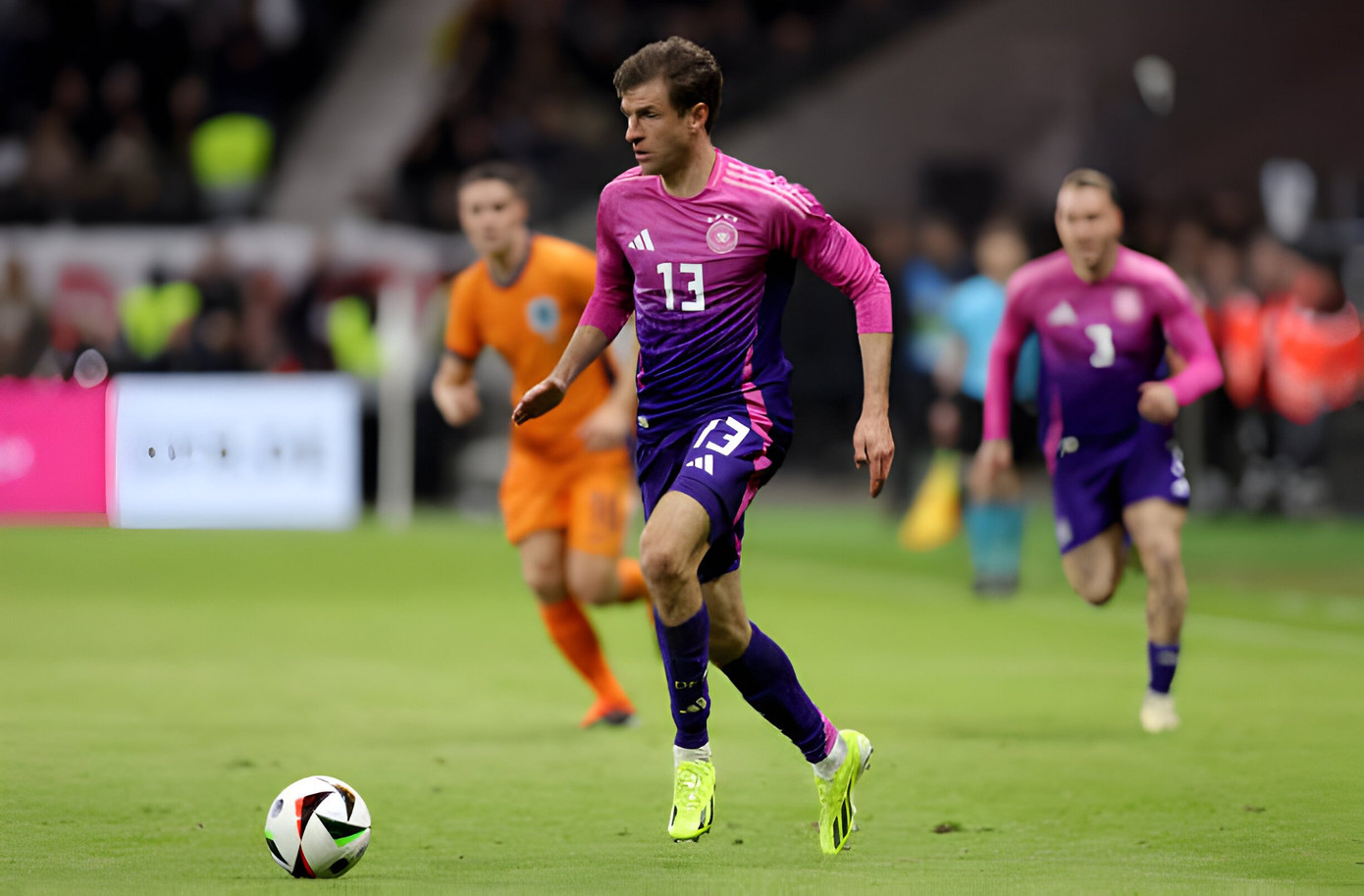 HLV Julian Nagelsmann bị đặt câu hỏi khi triệu tập Thomas Muller dự EURO 2024. Thuyền trưởng tuyển Đức cho biết Muller có thể không còn ở phong độ đỉnh cao nhưng vẫn là cầu thủ kinh nghiệm và có tiếng nói lớn. Tiền đạo 35 tuổi sẽ là &quot;con bài tẩy&quot; của Nagelsmann trên ghế dự bị tại EURO 2024.