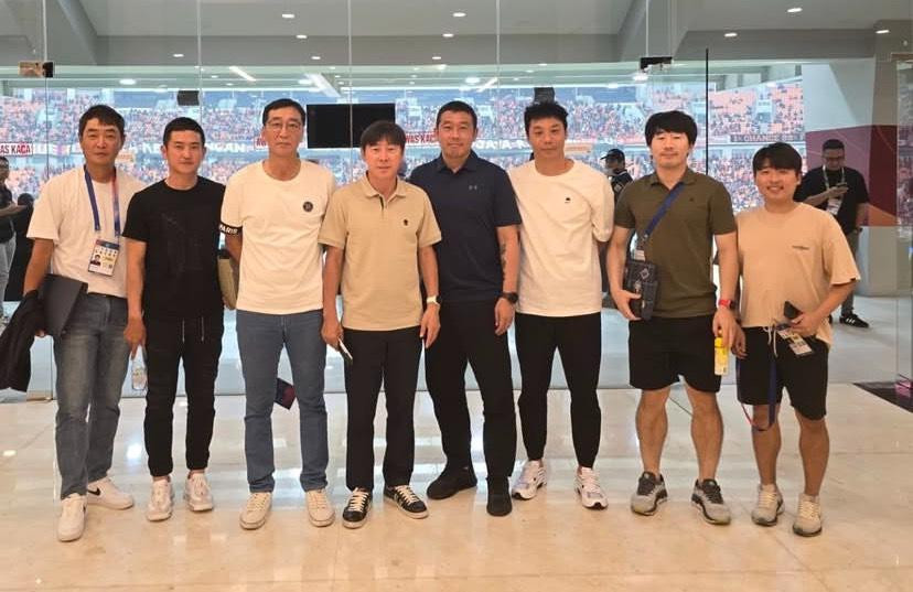 Ông Shin lên đường về Hàn Quốc. Ông Shin lên đường về Hàn Quốc.