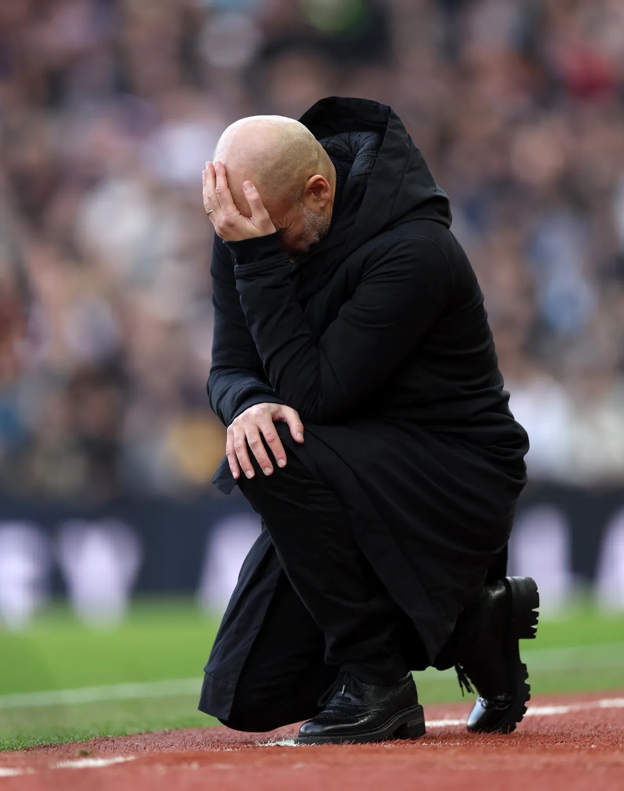 Phản ứng mạnh mẽ của Pep ngoài đường biên. Phản ứng mạnh mẽ của Pep ngoài đường biên.