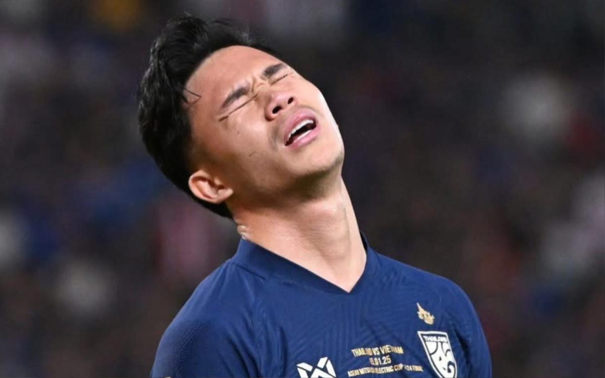 Đội tuyển Việt Nam mang cúp vô địch ASEAN Cup 2024 về tới Hà Nội, Xuân Son được đưa ngay vào bệnh viện ảnh 19