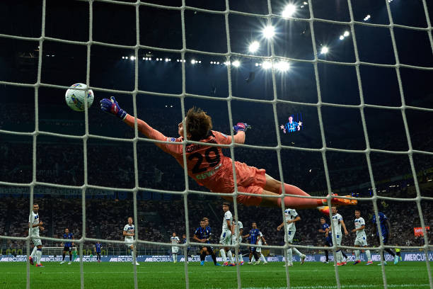 Thủ môn bất lực sau khi Barella volley một chạm.