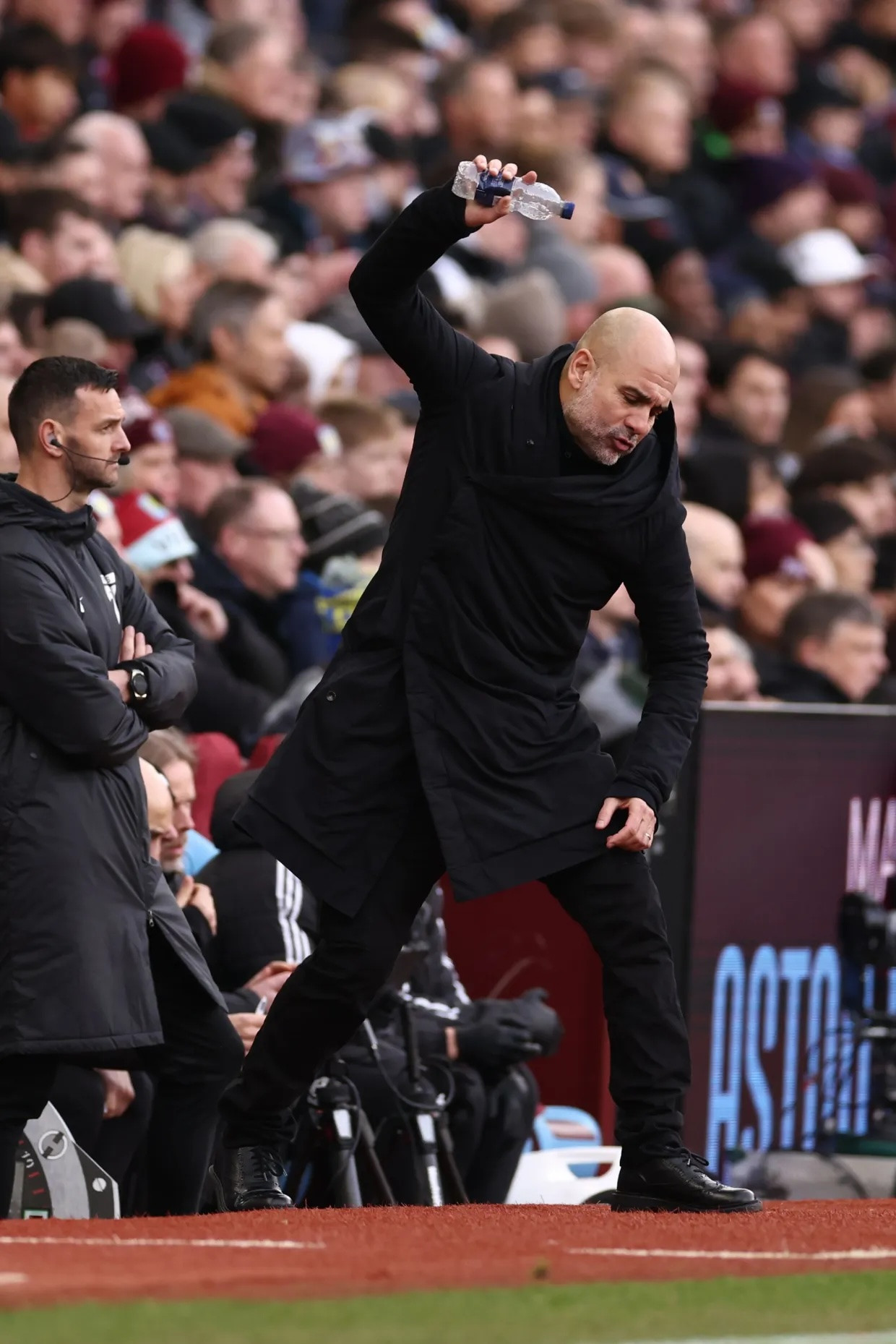 Phản ứng mạnh mẽ của Pep ngoài đường biên. Phản ứng mạnh mẽ của Pep ngoài đường biên.