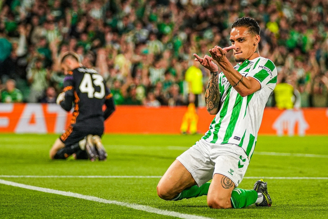 Antony đánh bại De Gea ở trận lượt đi.