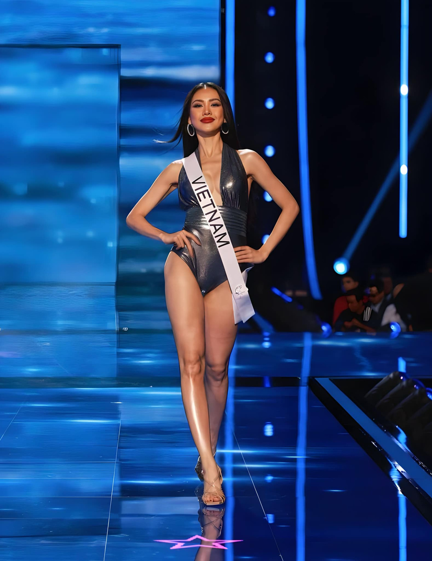 Bùi Quỳnh Hoa chọn kiểu tóc thẳng, rẽ ngôi giữa khi trình diễn bikini ở vòng bán kết cuộc thi. Tuy nhiên, cô nhận những ý kiến trái chiều khi hất tóc lúc catwalk. Một số fan sắc đẹp tinh ý phát hiện Bùi Quỳnh Hoa bắt chước phong cách trình diễn của Catriona Gray - Hoa hậu Hoàn vũ 2018.