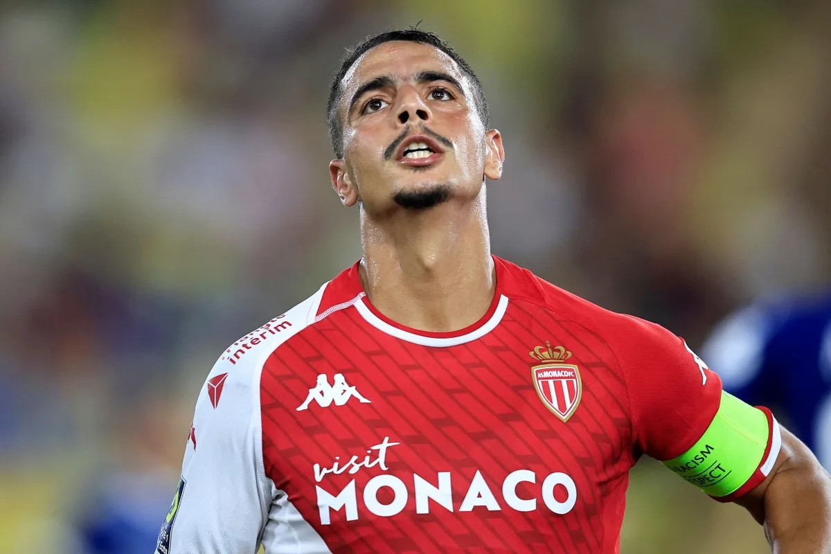 Wissam Ben Yedder, món hàng "hot" một thời của thị trường chuyển nhượng, chật vật tìm bến đỗ mới trong hè này. Mùa trước, Ben Yedder chơi 33 trận cho Monaco, ghi 20 bàn. Trong 4 mùa gần nhất, tiền đạo người Pháp đều ghi trên 20 bàn. Sau khi bị các CLB châu Âu ngó lơ, Ben Yedder tính tới phương án sang Saudi Arabia.