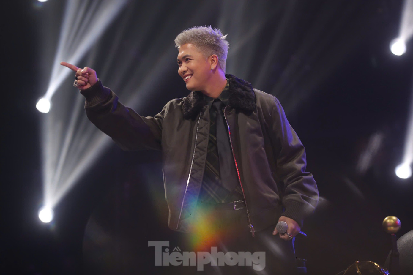 Trước đó, 2 đêm thi của chung kết Rap Việt được ghi hình trước. Các HLV, MC Trấn Thành xuất hiện ở đêm công bố trao giải với diện mạo khác. Trong những HLV, giám khảo, Suboi được khán giả đánh giá có sự chuẩn bị hoành tráng nhất về trang phục, ngoại hình.