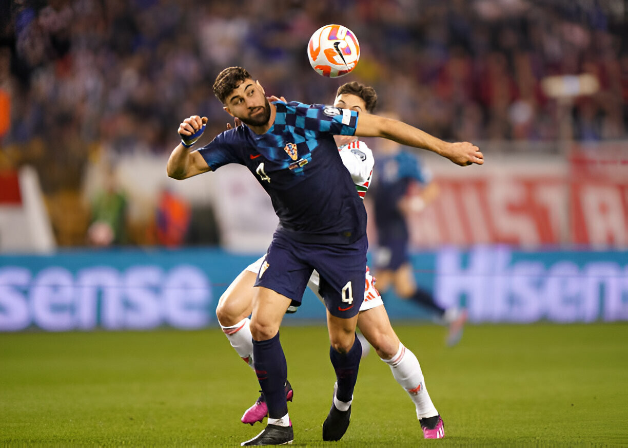 Josko Gvardiol (Croatia): Mùa 2023/24, Gvardiol chủ yếu chơi ở vai trò hậu vệ trái cho Man City. Thế nhưng, khi khoác áo tuyển Croatia, vai trò HLV Zlatko Dalic trao cho ngôi sao sinh năm 2002 là trung vệ lệch trái.