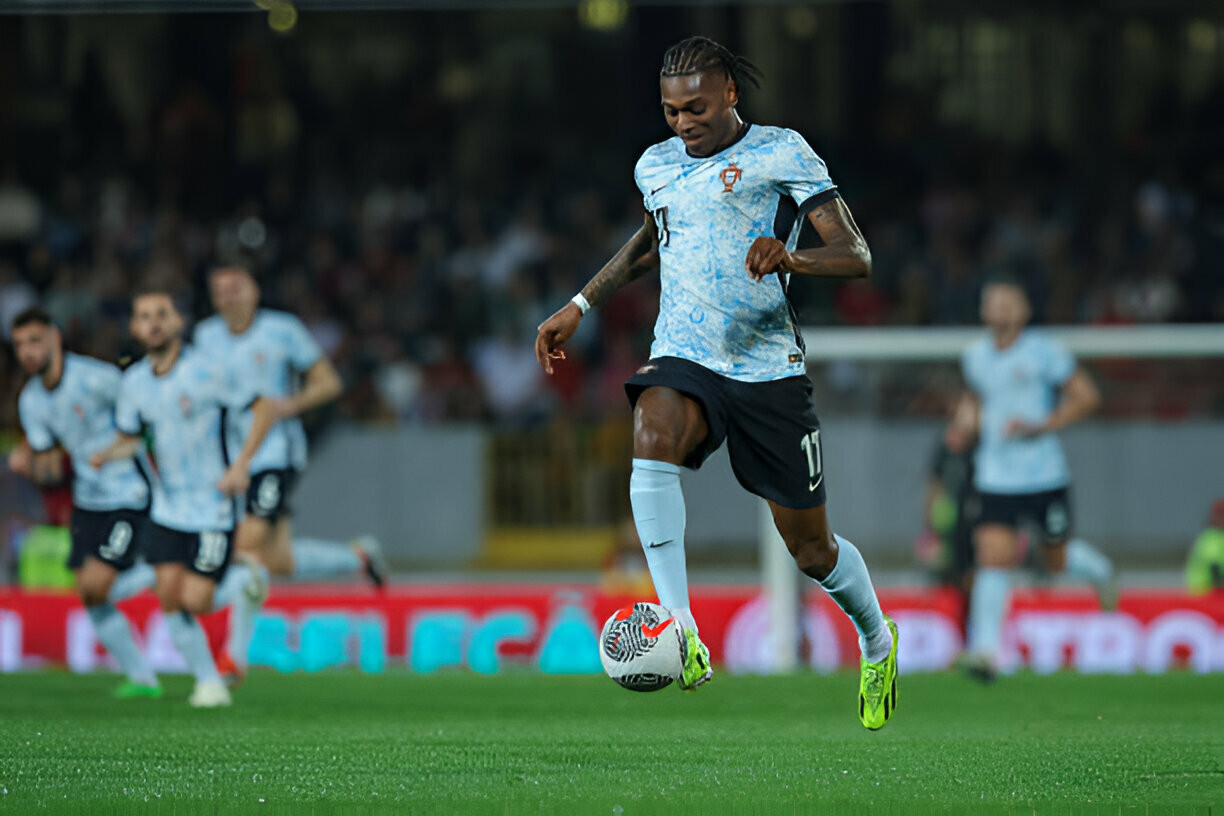 Rafael Leao (Bồ Đào Nha): Leao ghi 15 bàn và có 14 kiến tạo cho AC Milan trong mùa 2023/24. Phong độ, sức trẻ của Leao là điều đáng chờ nhất của hàng công Bồ Đào Nha ở EURO 2024.