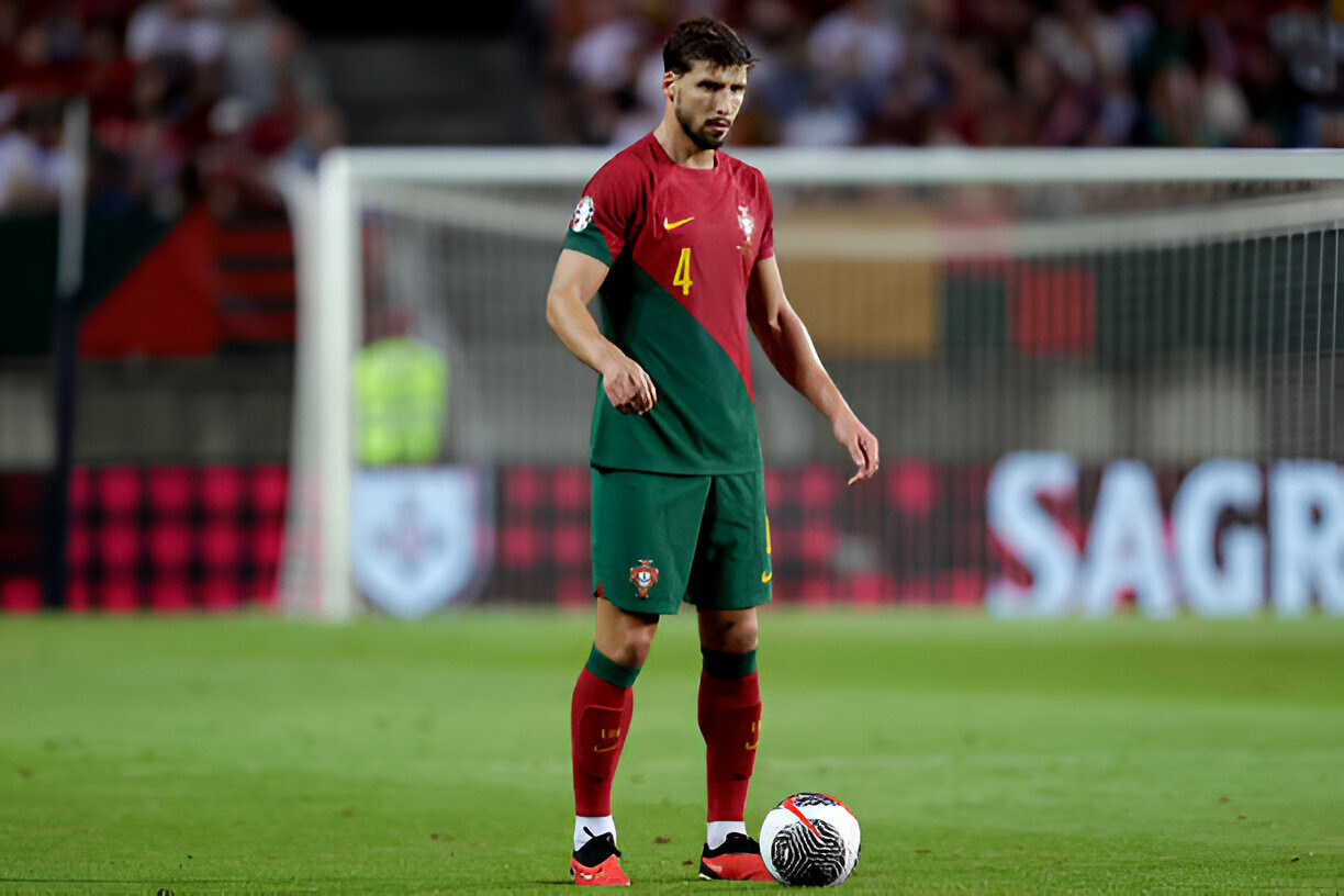 Ruben Dias (Bồ Đào Nha): Dias liên tục gây thất vọng ở nửa sau mùa giải 2023/24 cùng Man City. Thể trạng và phong độ của trung vệ sinh năm 1997 đều có vấn đề trước EURO 2024. Song, hàng thủ Bồ Đào Nha không còn phương án tốt hơn để làm điểm tựa ngoài Dias.