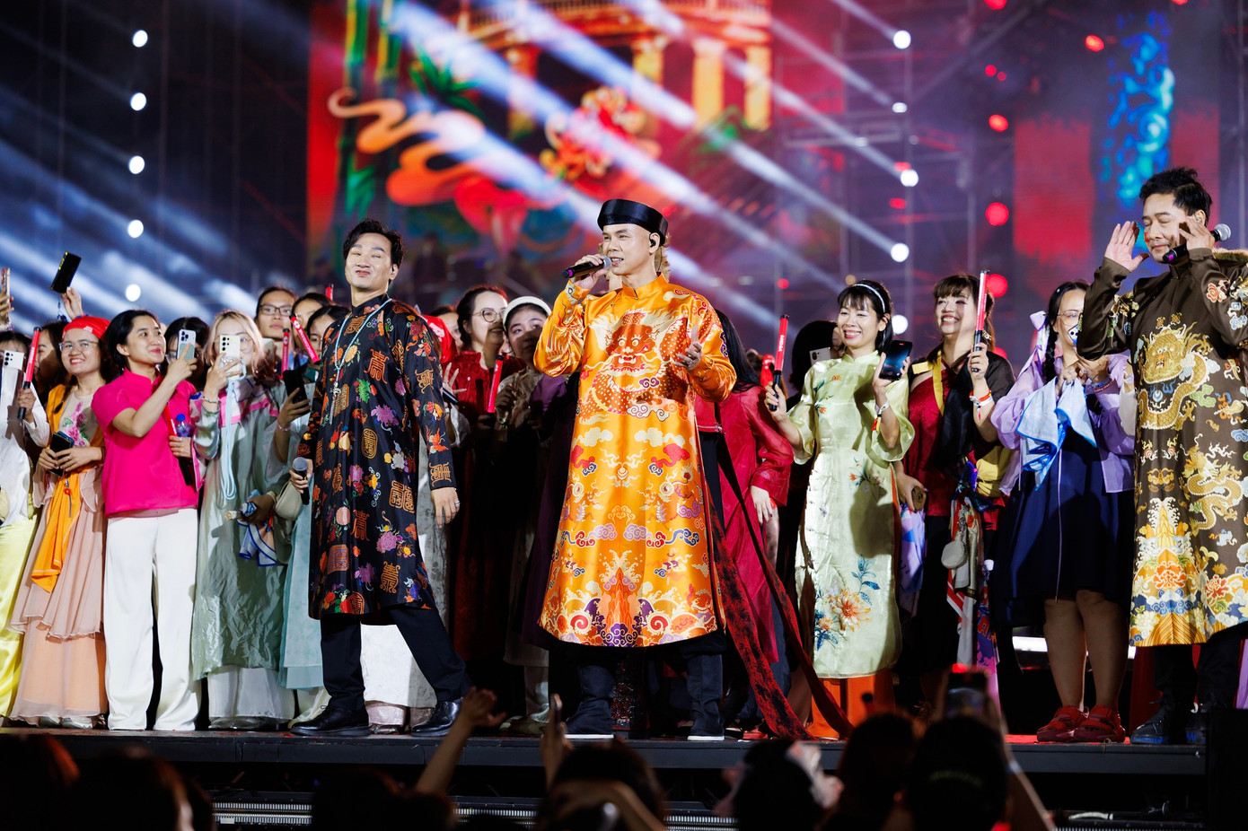 Đêm thứ 2 liên tiếp, hàng nghìn khán giả mặc Việt phục được mời lên sân khấu để cùng các anh tài trình diễn ca khúc Một vòng Việt Nam. Trước đó, ở concert 3, Anh trai vượt ngàn chông gai đã xác lập kỷ lục Guinness về số người mặc trang phục truyền thống Việt Nam đông nhất. Đêm thứ 2 liên tiếp, hàng nghìn khán giả mặc Việt phục được mời lên sân khấu để cùng các anh tài trình diễn ca khúc Một vòng Việt Nam. Trước đó, ở concert 3, Anh trai vượt ngàn chông gai đã xác lập kỷ lục Guinness về số người mặc trang phục truyền thống Việt Nam đông nhất.