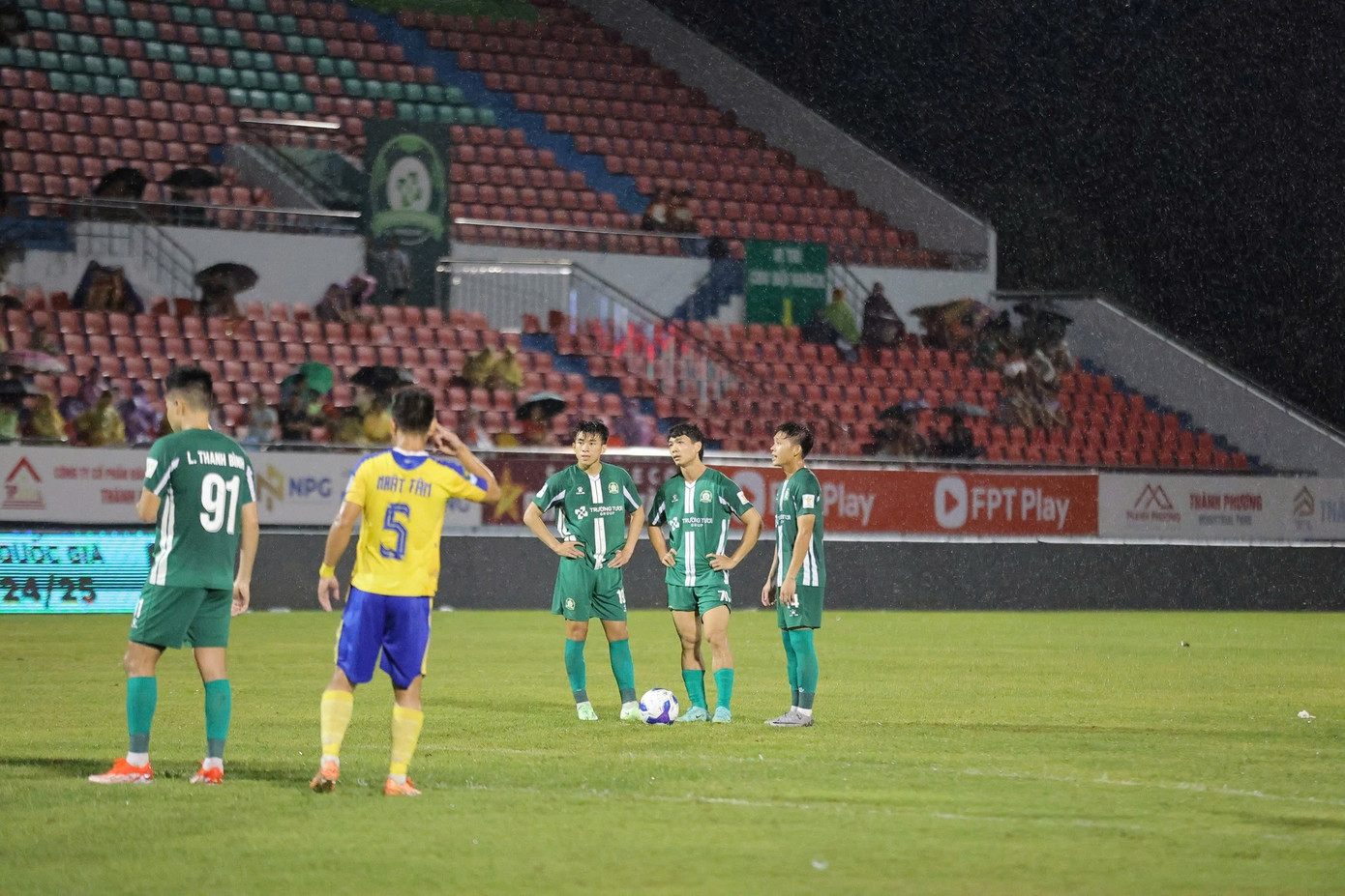 Công Phượng chơi ngày càng hay tại giải hạng Nhất. Ảnh: Trường Tươi Bình Phước. Công Phượng chơi ngày càng hay tại giải hạng Nhất. Ảnh: Trường Tươi Bình Phước.