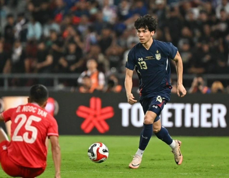 Davis ghi bàn sau sai lầm của Ngọc Tân. Ảnh: FAT. Davis ghi bàn sau sai lầm của Ngọc Tân. Ảnh: FAT.