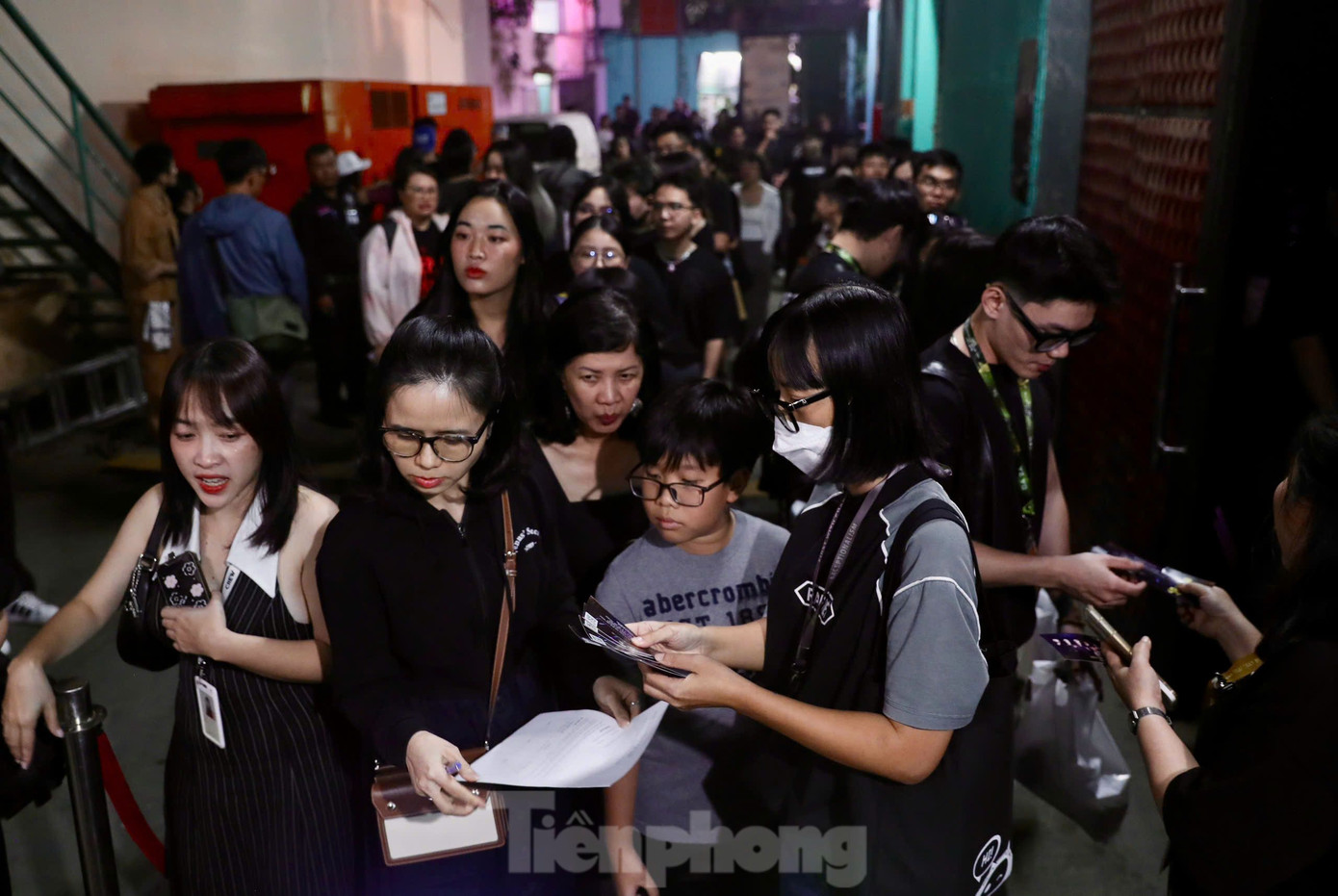 Đêm 14/12, đêm công bố trao giải Rap Việt mùa 4 được truyền hình trực tiếp tại TP.HCM. Chỉ có số lượng ít khán giả góp mặt trực tiếp tại trường quay, chứng kiến khoảnh khắc đăng quang Rap Việt mùa 4.