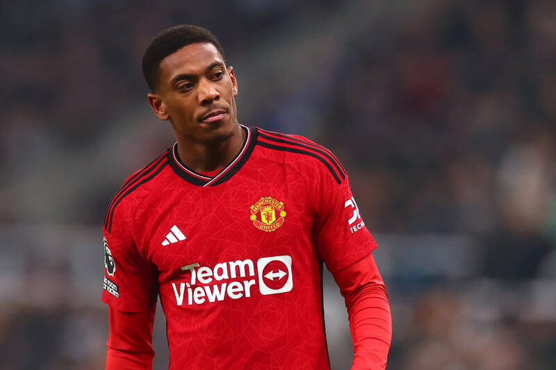 Anthony Martial chạm đáy sự nghiệp ở tuổi 29. Tiền đạo người Pháp có tiền sử chấn thương hàng loạt và từng nhận mức lương trên trời tại MU, do đó khó tìm bến đỗ mới. Hiện tại, một số CLB ở Ligue 1, trong đó có Lilli đang liên hệ Martial.