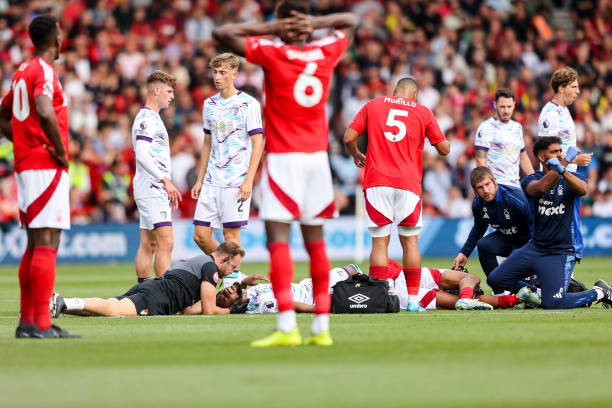 Cầu thủ 2 đội sốc khi Danilo chấn thương.