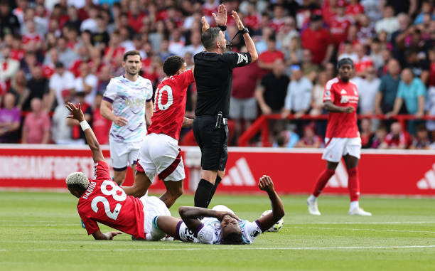 Danilo kêu gào sau chấn thương.