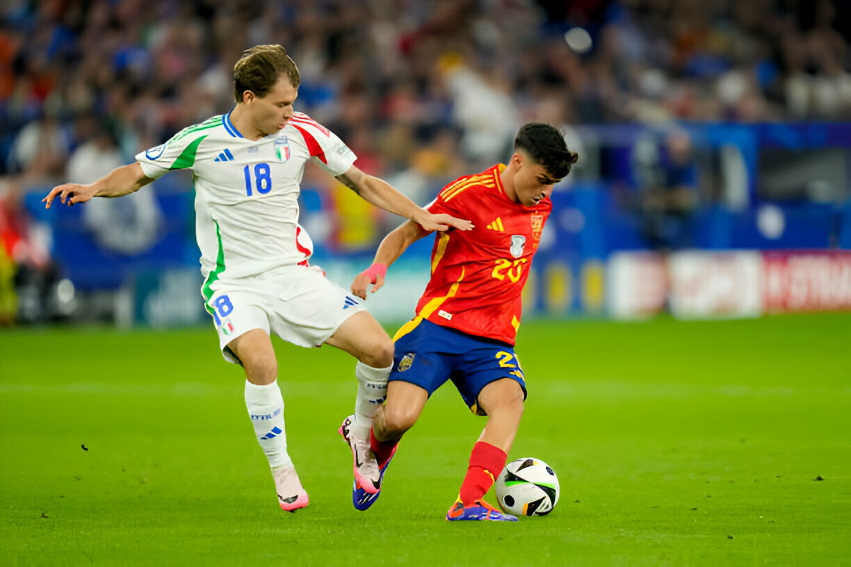 Thắng Italia, Tây Ban Nha độc chiếm ngôi đầu bảng B cùng tấm vé đi tiếp ảnh 16