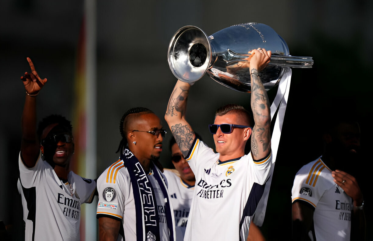 Kroos là tâm điểm trong ngày ăn mừng của Real. "Biển người" đồng thanh hô Kroos, nài nỉ tiền vệ này thay đổi quyết định để tiếp tục gắn bó với đội bóng Hoàng gia. Đáp lại, tuyển thủ Đức khẳng định từ bây giờ, chiếc áo số 8 tại sân Bernabeu cần tìm chủ nhân mới. "Thật vui nếu số 8 được trao lại cho Valverde", Kroos tuyên bố.