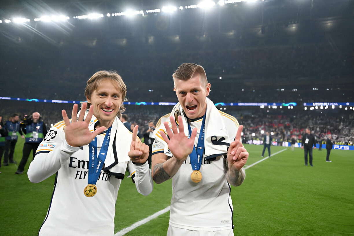 Tấm ảnh cuối của Kroos và Luka Modric khi cùng khoác lên mình màu áo Real. Họ hợp thành bộ đôi tiền vệ chất lượng, đóng góp lớn vào thành tích của Real Madrid trên mọi đấu trường. Trong số đó, đỉnh cao của Kroos và Modric là cùng Real vô địch Champions League đến 6 lần trong 10 mùa giải.