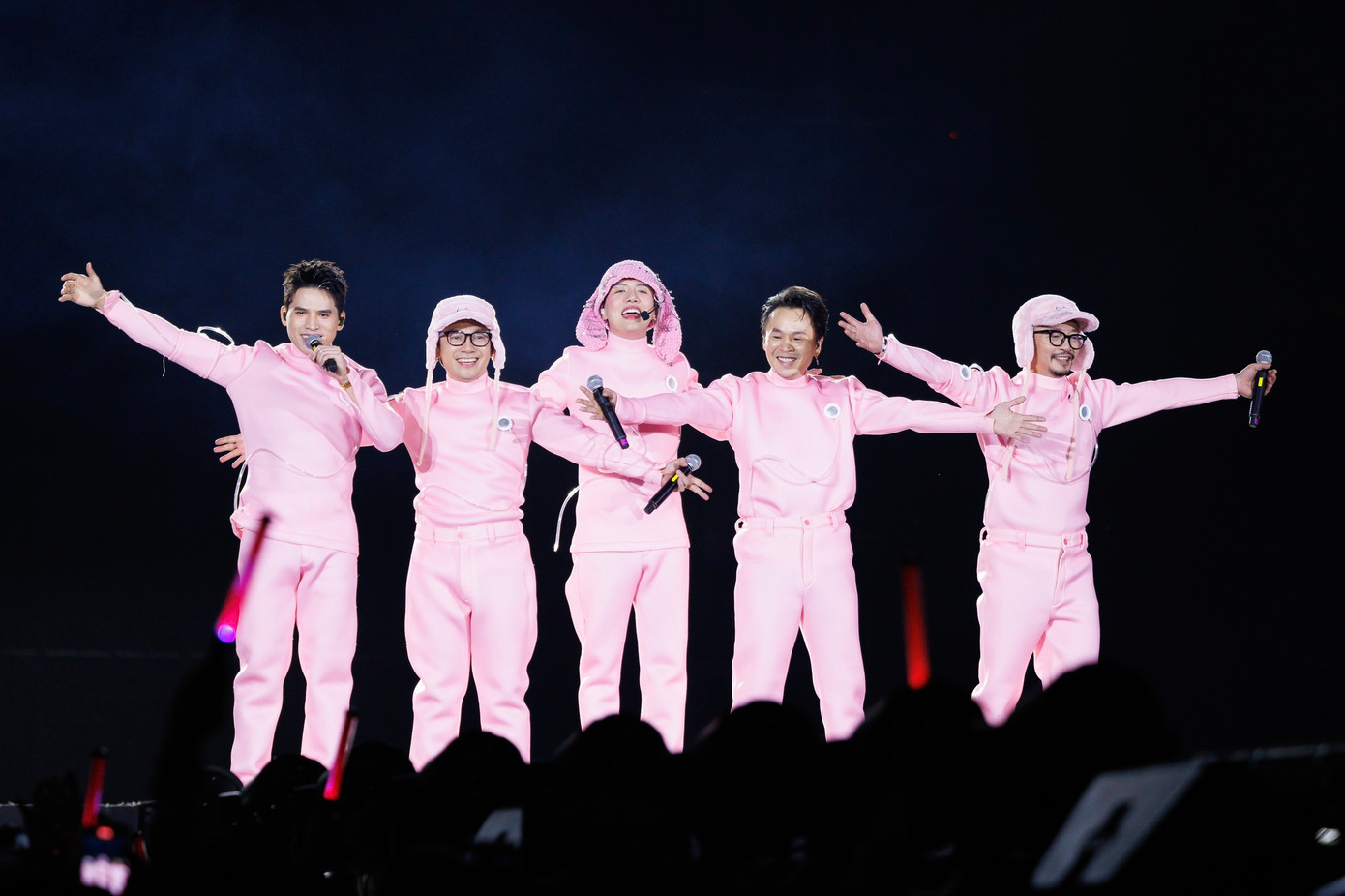 Ở concert 4, ban tổ chức điều chỉnh kịch bản để thổi làn gió mới cho khán giả. Đây là phần trình diễn Trái đất ôm mặt trời, không có ở concert 3. Bên cạnh đó, các anh tài còn biến hóa về trang phục và hình tượng. Ở concert 4, ban tổ chức điều chỉnh kịch bản để thổi làn gió mới cho khán giả. Đây là phần trình diễn Trái đất ôm mặt trời, không có ở concert 3. Bên cạnh đó, các anh tài còn biến hóa về trang phục và hình tượng.