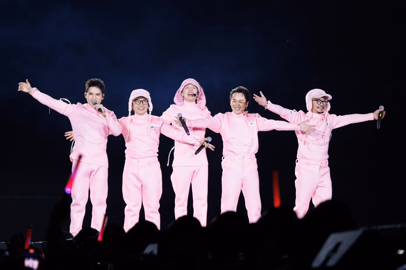 Ở concert 4, ban tổ chức điều chỉnh kịch bản để thổi làn gió mới cho khán giả. Đây là phần trình diễn Trái đất ôm mặt trời, không có ở concert 3. Bên cạnh đó, các anh tài còn biến hóa về trang phục và hình tượng. Ở concert 4, ban tổ chức điều chỉnh kịch bản để thổi làn gió mới cho khán giả. Đây là phần trình diễn Trái đất ôm mặt trời, không có ở concert 3. Bên cạnh đó, các anh tài còn biến hóa về trang phục và hình tượng.