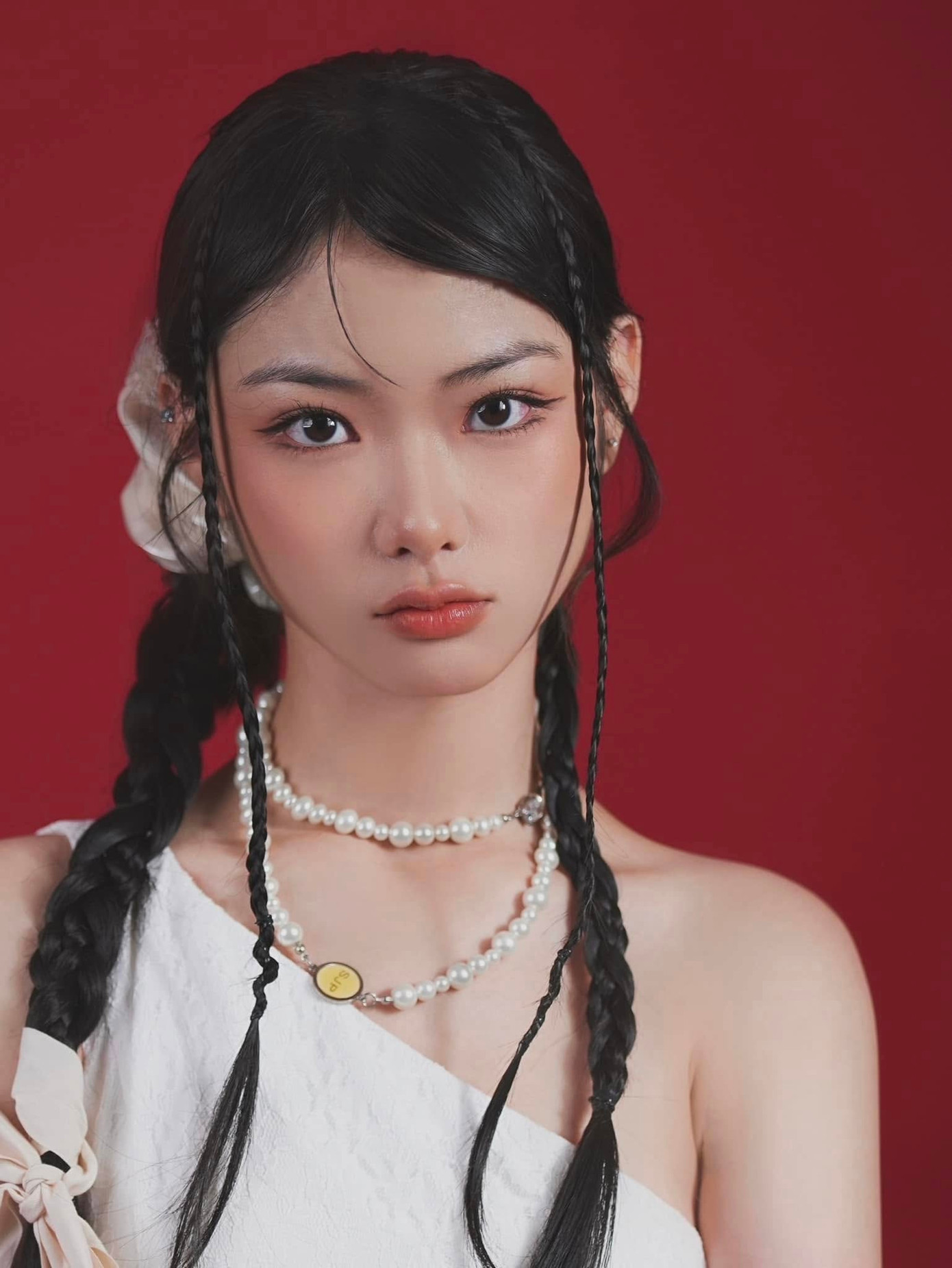 Trước khi tham gia "Em xinh", Ánh Sáng AZA là thành viên của nhóm nhạc đông người nhất Việt Nam - SG048. Dự án SG048 đã thất bại, Ánh Sáng AZA rời nhóm và chưa có nhiều hoạt động nổi bật trên thị trường. Gia nhập trong hàng ngũ "Em xinh" là cơ hội nhanh nhất để nữ ca sĩ khẳng định vị thế.