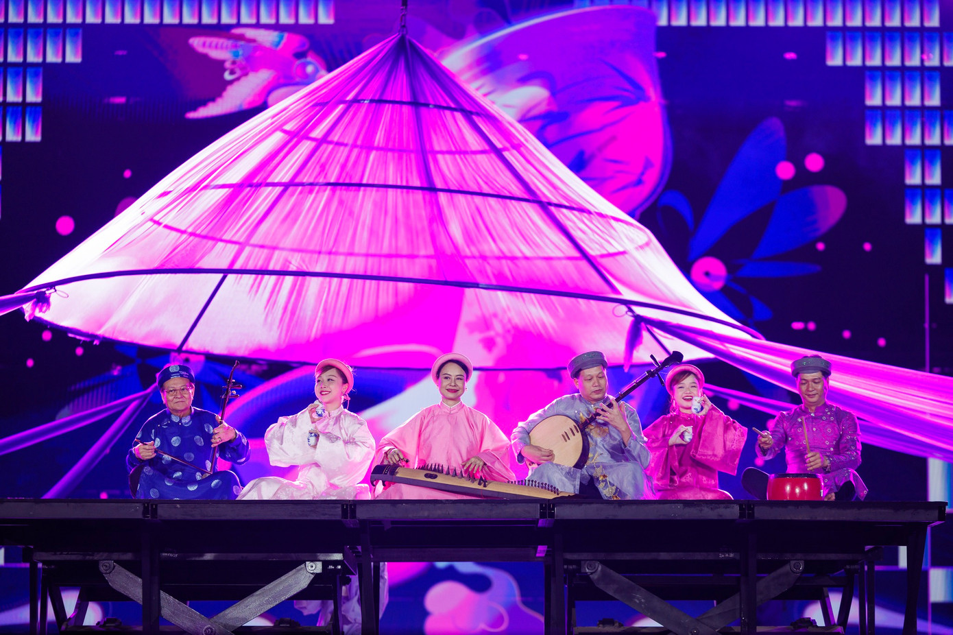 Những nghệ sĩ khách mời có mặt trong concert 4, trong ảnh là Nghệ sĩ Ưu Tú Anh Tấn, nghệ sĩ Hồ Nga và nhóm Mặt Trời Đỏ, hỗ trợ nhà Chín muồi biểu diễn Mưa trên phố Huế. Những nghệ sĩ khách mời có mặt trong concert 4, trong ảnh là Nghệ sĩ Ưu Tú Anh Tấn, nghệ sĩ Hồ Nga và nhóm Mặt Trời Đỏ, hỗ trợ nhà Chín muồi biểu diễn Mưa trên phố Huế.