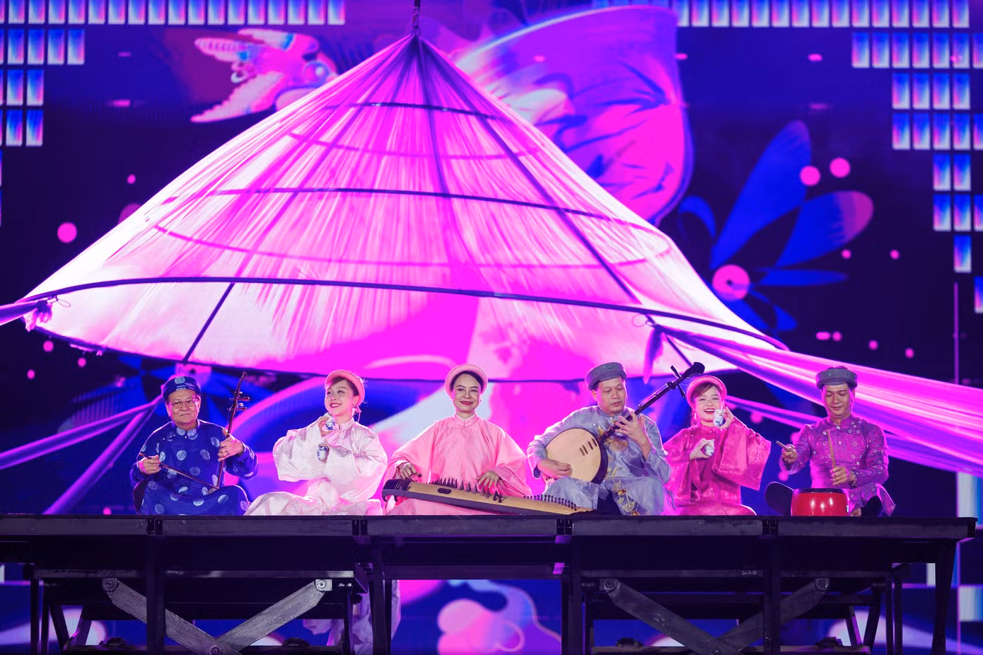 Những nghệ sĩ khách mời có mặt trong concert 4, trong ảnh là Nghệ sĩ Ưu Tú Anh Tấn, nghệ sĩ Hồ Nga và nhóm Mặt Trời Đỏ, hỗ trợ nhà Chín muồi biểu diễn Mưa trên phố Huế. Những nghệ sĩ khách mời có mặt trong concert 4, trong ảnh là Nghệ sĩ Ưu Tú Anh Tấn, nghệ sĩ Hồ Nga và nhóm Mặt Trời Đỏ, hỗ trợ nhà Chín muồi biểu diễn Mưa trên phố Huế.