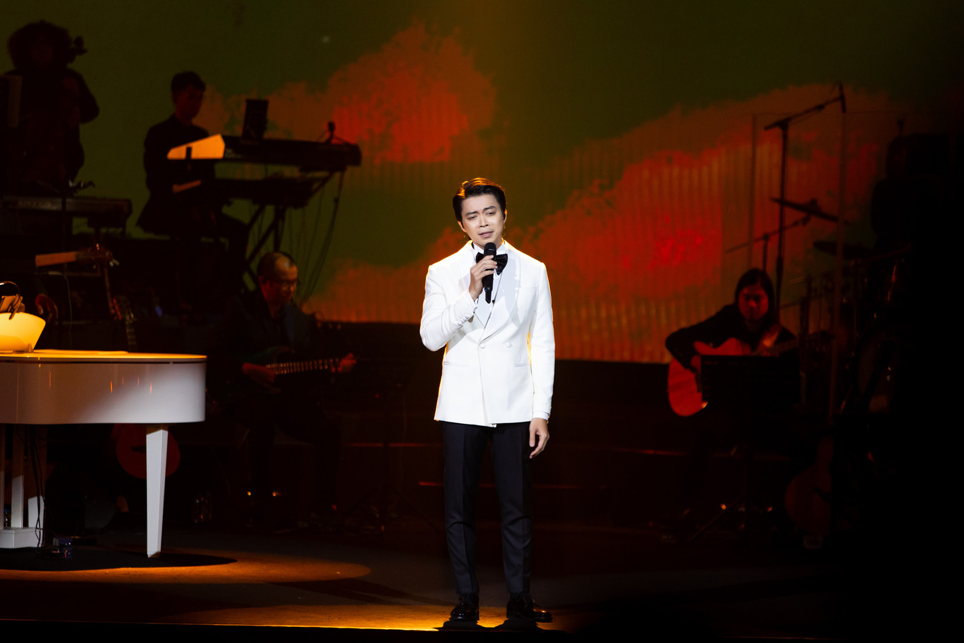 Lân Nhã lần đầu góp mặt trong đêm nhạc của Đỗ Bảo. Song mỗi lần ca sĩ kết thúc tiết mục đều nhận sự cổ vũ nồng nhiệt từ người yêu nhạc có mặt tại Nhà hát Hòa Bình. Với Thủy chung, Điều ta đang có, Lân Nhã như đang kể những câu chuyện riêng mình bằng chất giọng trầm ấm, cảm xúc.