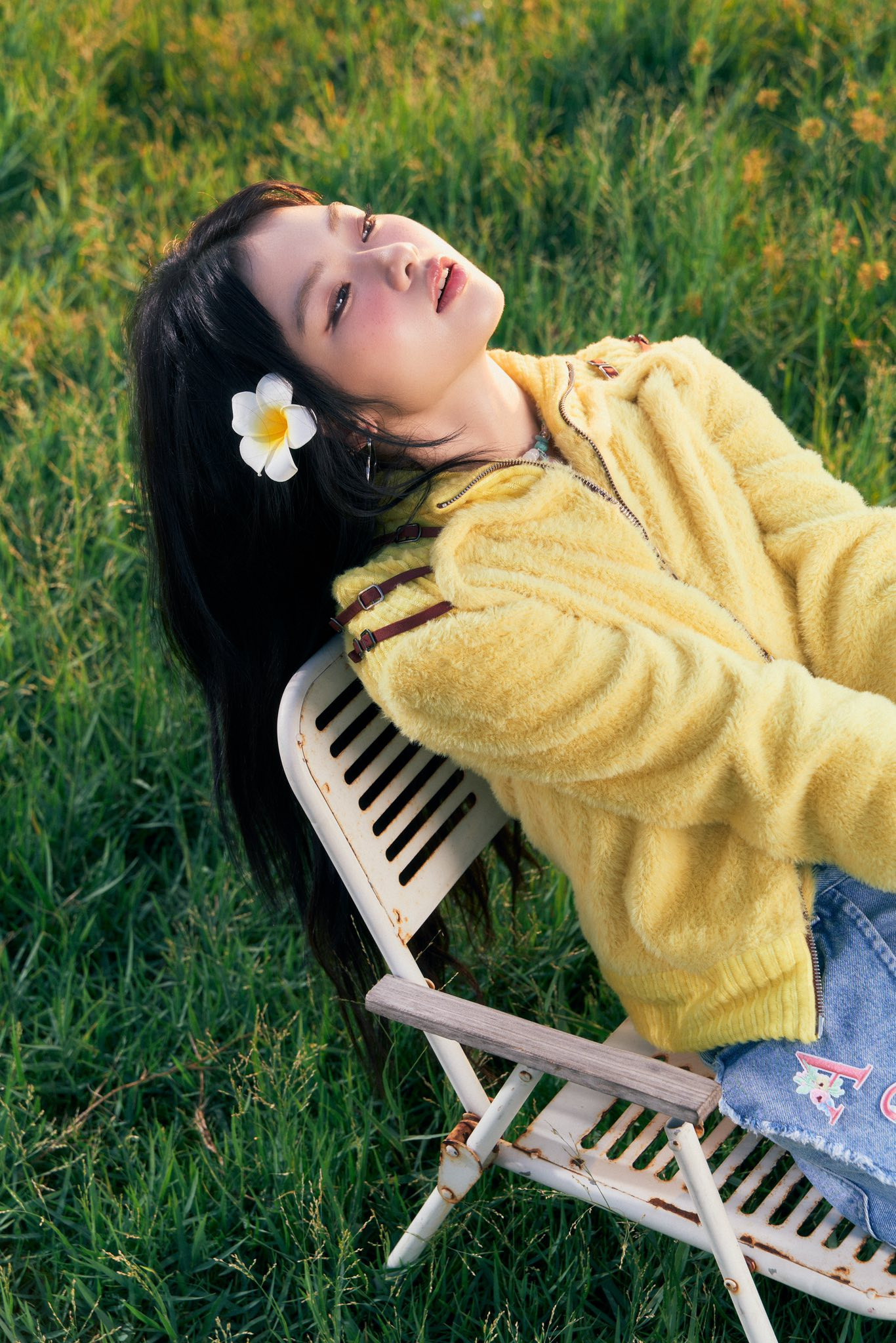 Sau Đào Tử A1J, khán giả tiếp tục "truy lùng" thông tin của Ánh Sáng AZA, tân binh khác được chờ đợi ở "Em xinh". Ánh Sáng AZA sinh năm 1999, từng tham gia show sống còn "Chuang Asia - Sáng tạo danh châu Á".