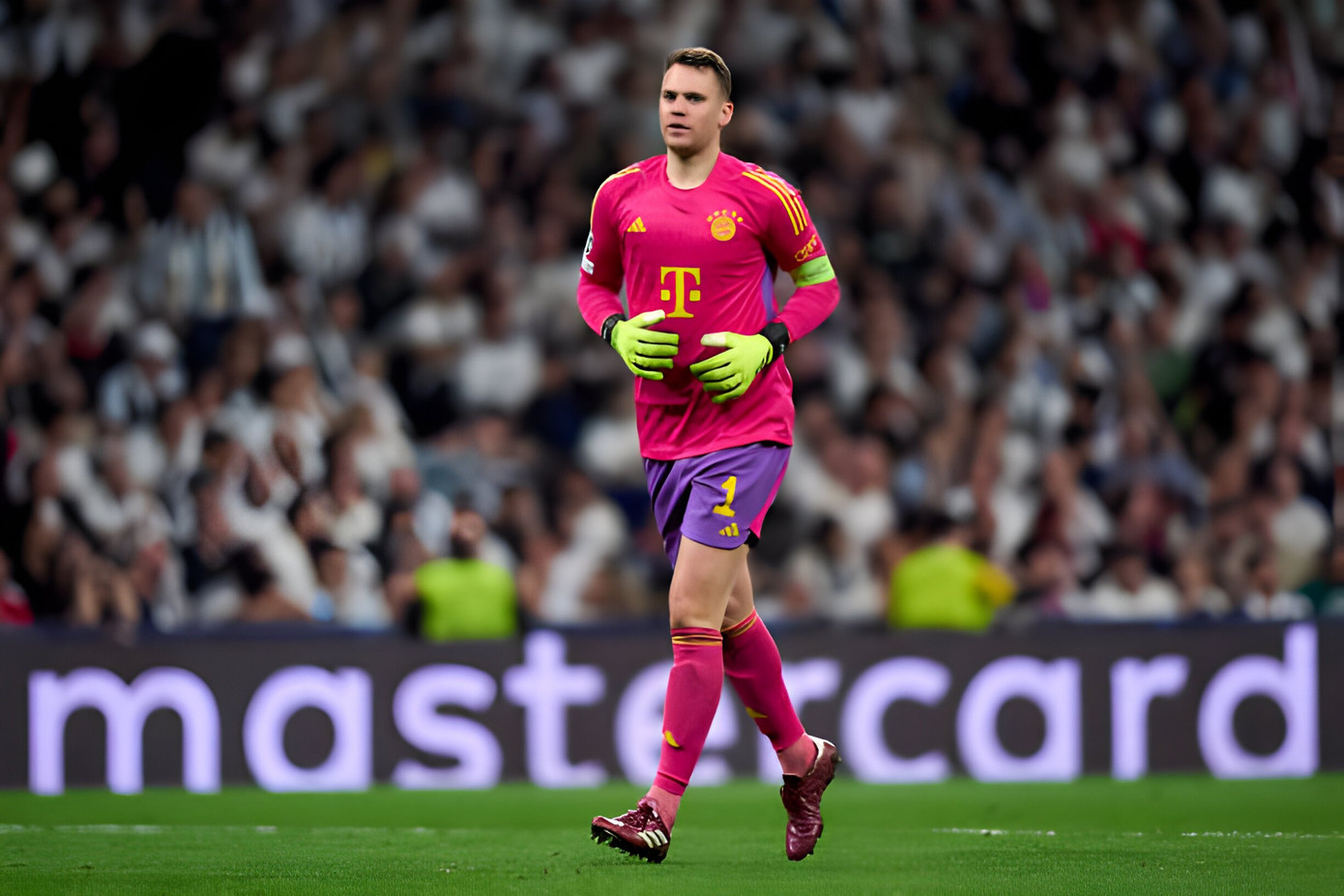 Sự bền bỉ kinh ngạc của Manuel Neuer khiến Ter Stegen vẫn mòn mỏi chờ ngày thành thủ môn số 1 tuyển Đức. Mùa 2023/24, Neuer trở lại sau chấn thương dài hạn nhưng vẫn chơi xuất sắc. Kỳ EURO 2024 ở quê nhà sẽ là cơ hội cuối để Neuer chinh phục danh hiệu còn thiếu, hoàn tất bộ sưu tập thành tích đồ sộ.