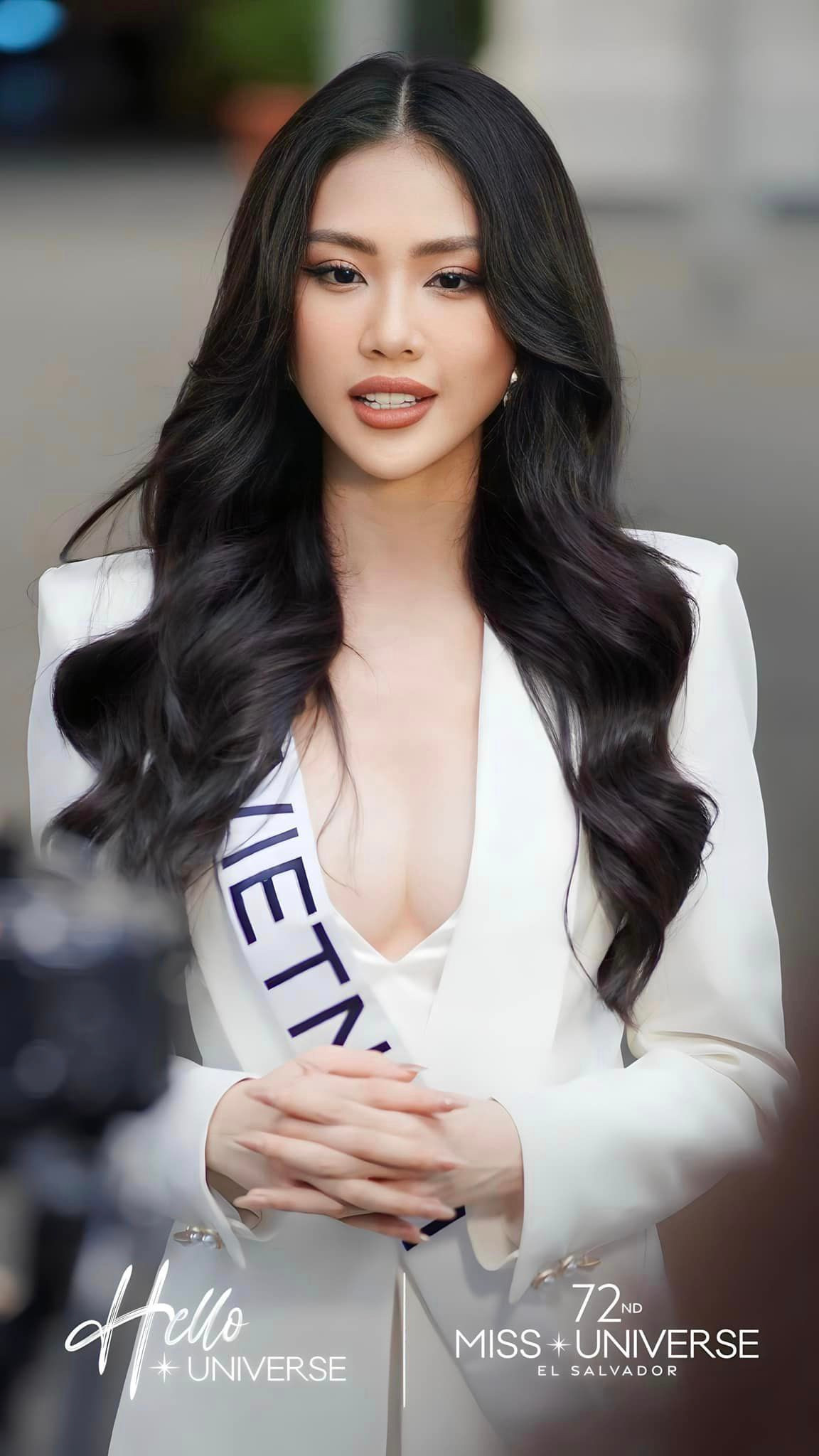 Chia sẻ với Tiền Phong, Bùi Quỳnh Hoa cho biết dự án cô mang tới Miss Universe năm nay là bảo vệ sức khỏe phụ nữ vùng sâu vùng xa. &quot;Tôi đã thực hiện dự án này được hai năm. Ngoài việc tặng bảo hiểm y tế cho phụ nữ ở vùng sâu vùng xa, tôi còn mang cho họ những dụng cụ, tài liệu để tránh khỏi bệnh phụ khoa. Tôi thật sự tâm huyết với dự án này và mong nó được lan rộng hơn nữa&quot;.