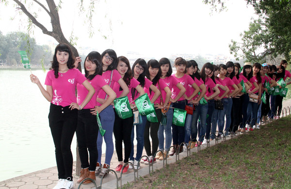 Đoàn có mặt tại Hồ Hoàn Kiếm