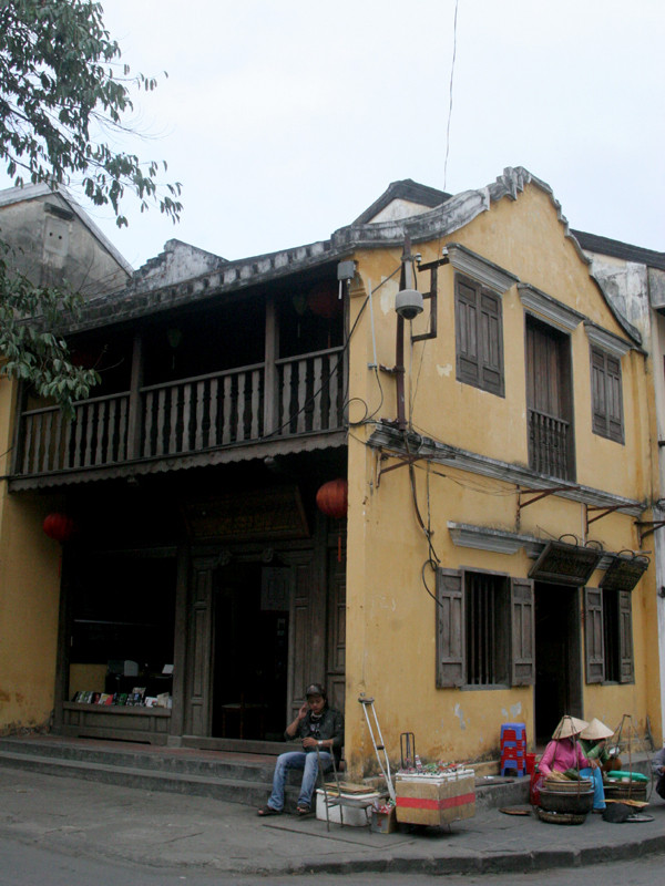 Mép của mái phố là được xây bằng lớp gạch hồ