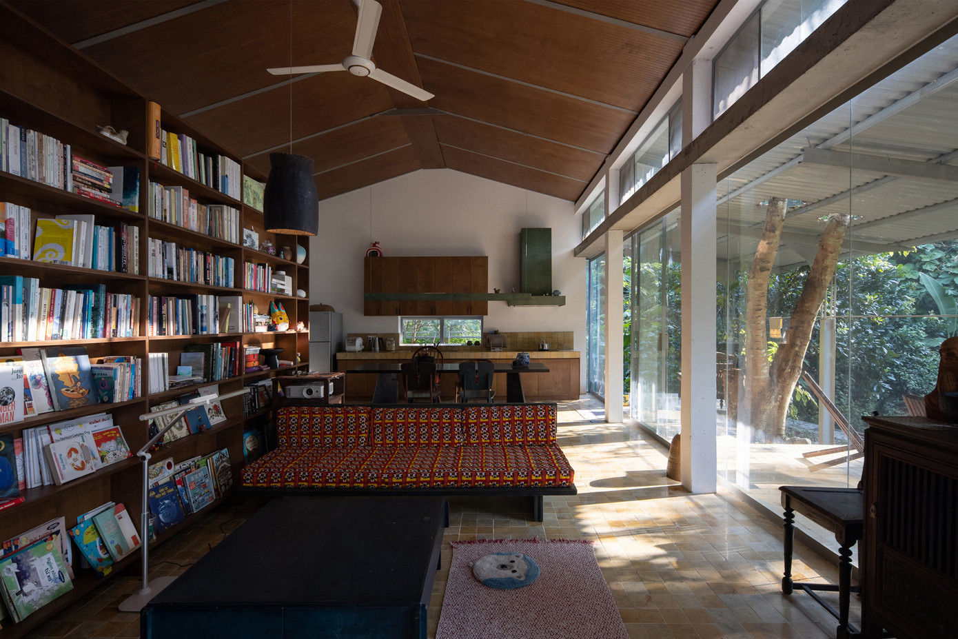 Ngôi nhà cũ được cải tạo thành không gian làm việc. Khu vực sinh hoạt chung đóng vai trò là trái tim của ngôi nhà, thực hiện các chức năng chính như thư giãn, xem phim, nấu ăn và nuôi dưỡng mối quan hệ gia đình. Ngôi nhà cũ được cải tạo thành không gian làm việc. Khu vực sinh hoạt chung đóng vai trò là trái tim của ngôi nhà, thực hiện các chức năng chính như thư giãn, xem phim, nấu ăn và nuôi dưỡng mối quan hệ gia đình.