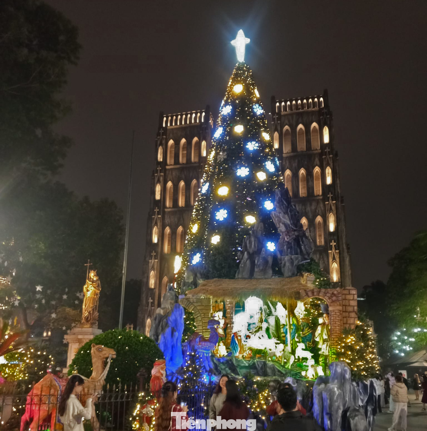 Đến hẹn lại lên, Nhà thờ lớn Hà Nội luôn là một trong những điểm check-in Noel hàng đầu cho du khách. Năm nay, Nhà thờ được trang hoàng lộng lẫy với cây thông Noel khổng lồ và hoạt cảnh tái hiện sự ra đời của Chúa Giêsu, tạo nên khung cảnh huyền ảo.