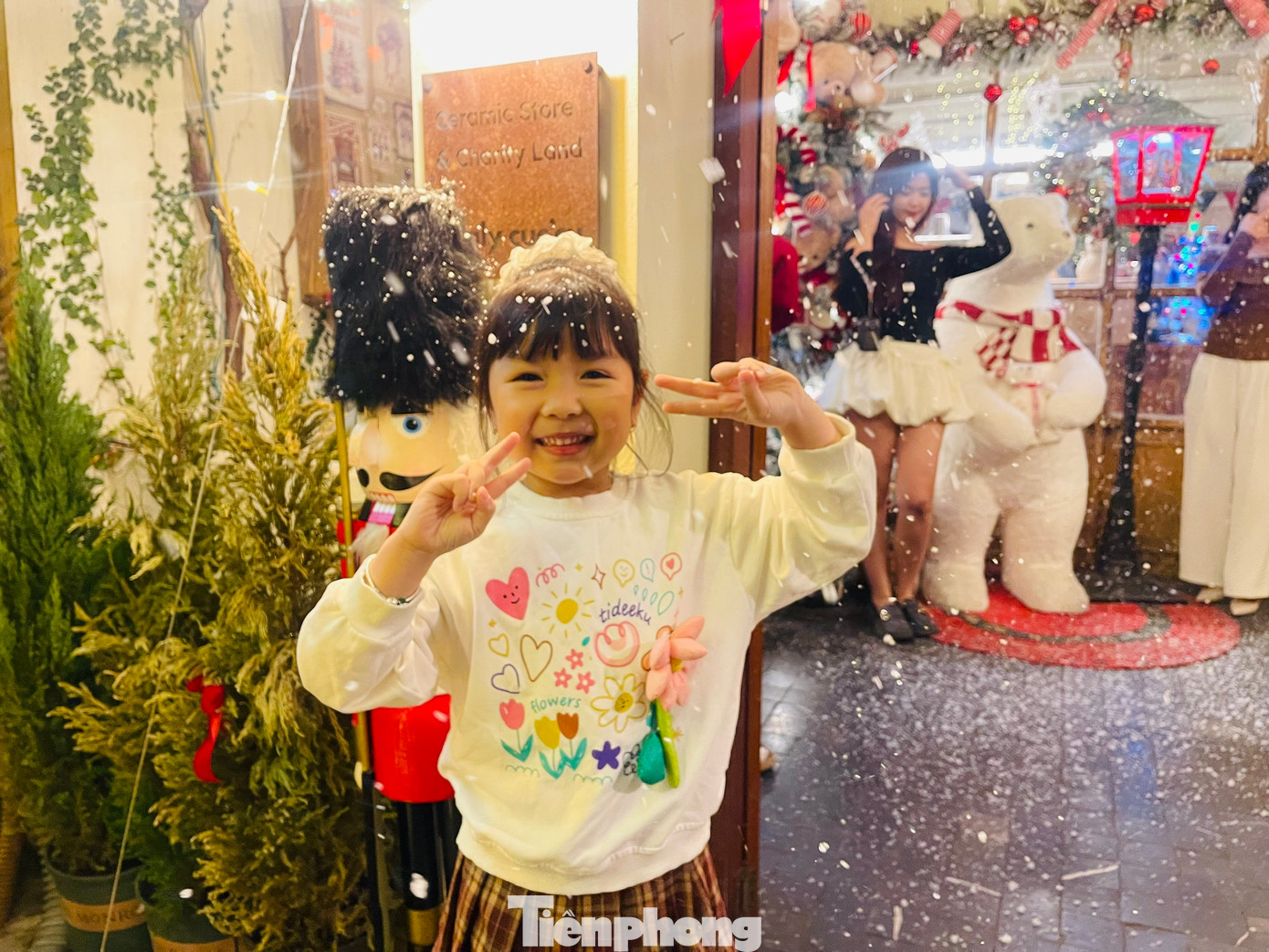 Được biết, dịp Giáng sinh năm nay nhiệt độ Hà Nội từ 14-21 độ C, trời nhiều mây, không mưa, trưa chiều hửng nắng - đây là điều kiện lý tưởng để du khách có thể yên tâm chơi Noel.