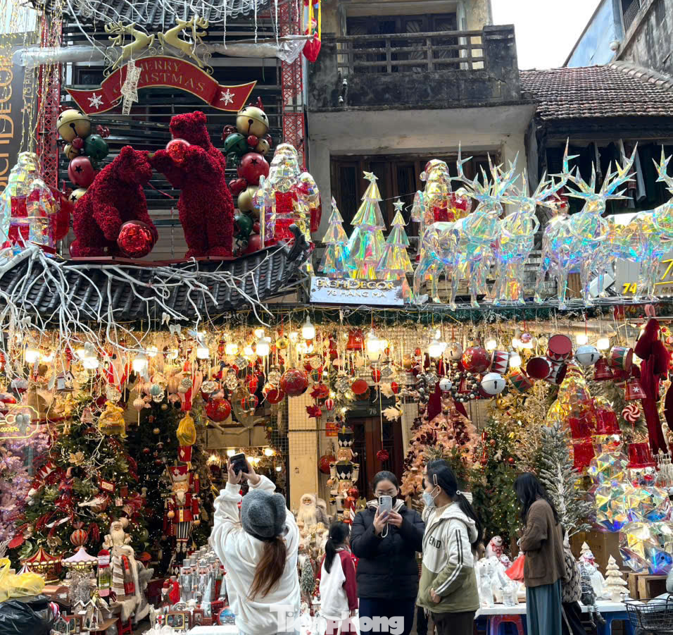 Chia sẻ với PV Tiền Phong, ông Martin (du khách đến từ Pháp) cho biết: “Chuyến du lịch Hà Nội lần này của gia đình tôi trùng với dịp Noel, để vơi bớt cảm giác nhớ nhà chúng tôi quyết định ra phố Hàng Mã để cảm nhận không khí ngày lễ. Nơi này lúc nào cũng lung linh và huyền ảo, khiến chúng tôi luôn lưu luyến không muốn rời đi”.