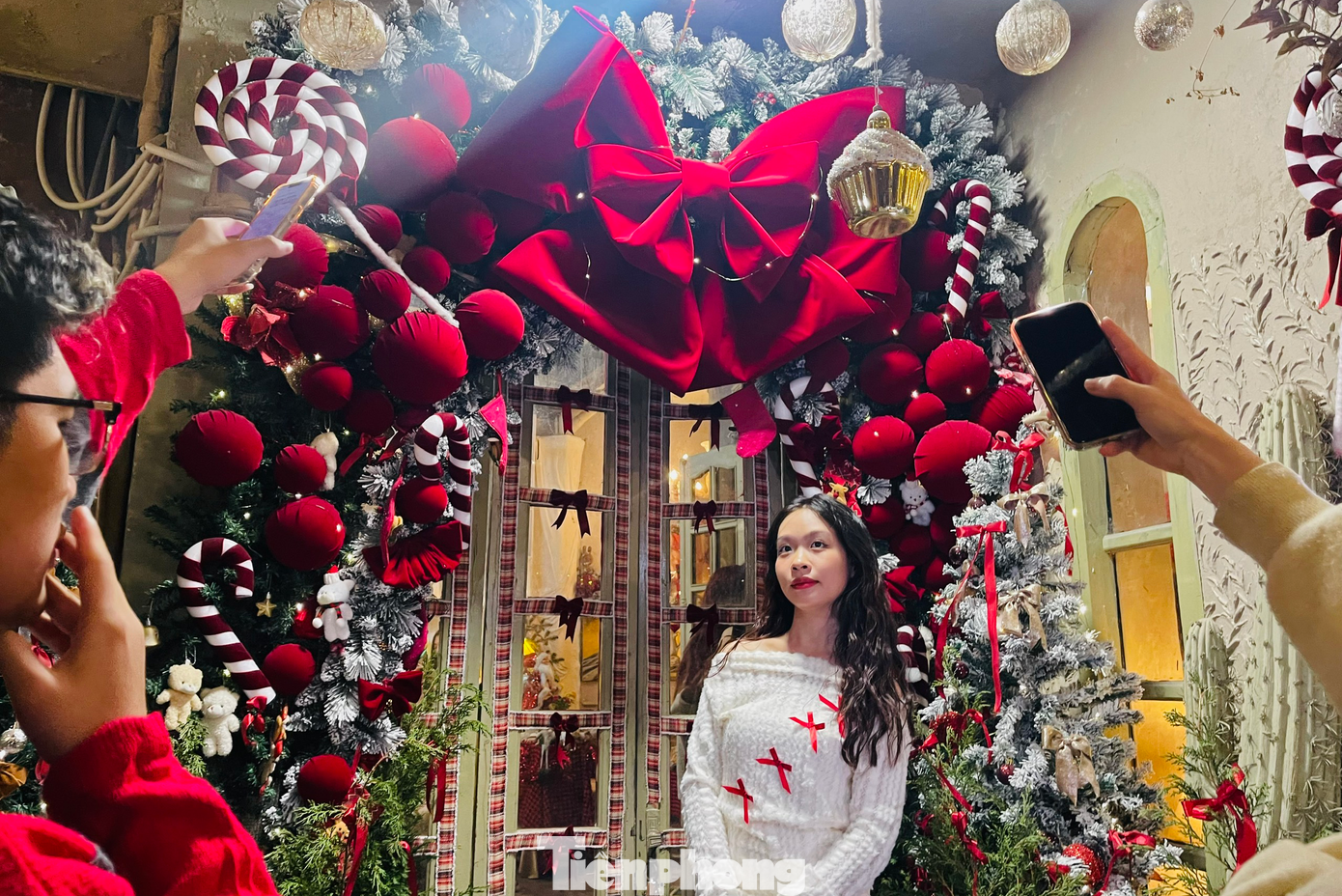 Chủ một quán cà phê trên đường Nguyễn Khang tiết lộ với PV Tiền Phong rằng, nhờ trang trí không gian quán theo chủ đề Noel mà lượng khách đến quán tăng gấp 5 lần ngày thường.