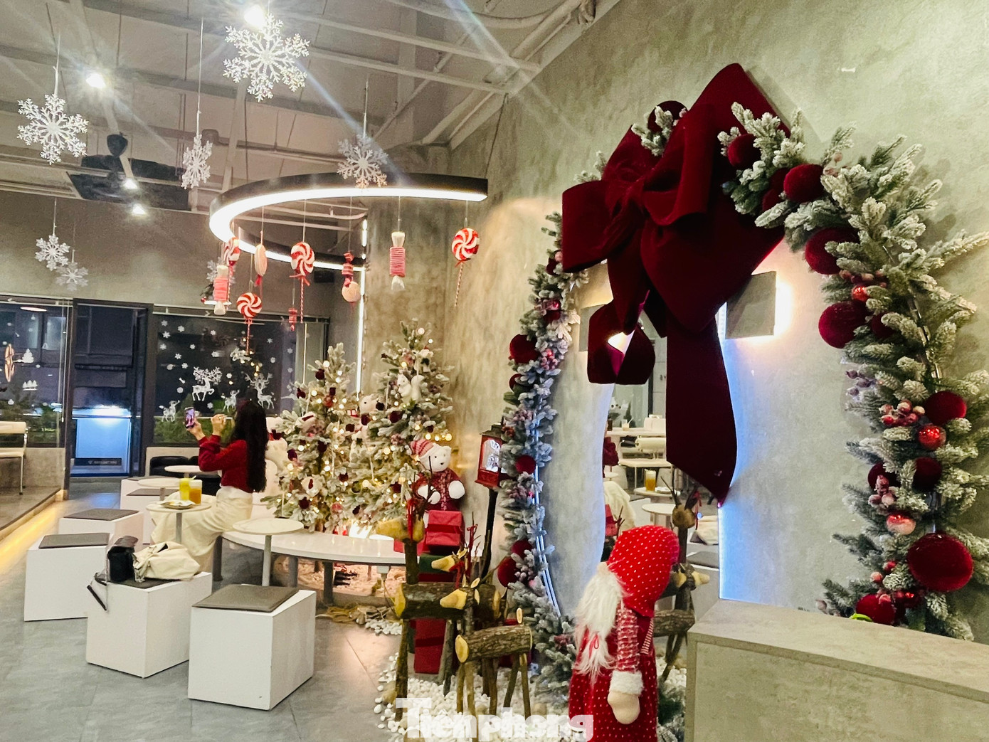 Nếu ngại di chuyển, du khách có thể lựa chọn các quán cà phê được trang hoàng theo chủ đề Giáng sinh ở các con phố như Nguyễn Đình Chiểu (đoạn đối diện công viên Thống Nhất), Nguyễn Chí Thanh, Nguyễn Khang…